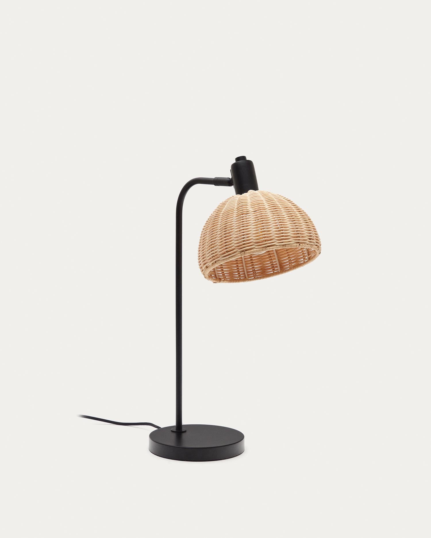 Damila Tischleuchte aus schwarzem Metall und Rattan in Braun präsentiert im Onlineshop von KAQTU Design AG. Tischleuchte ist von Kave Home