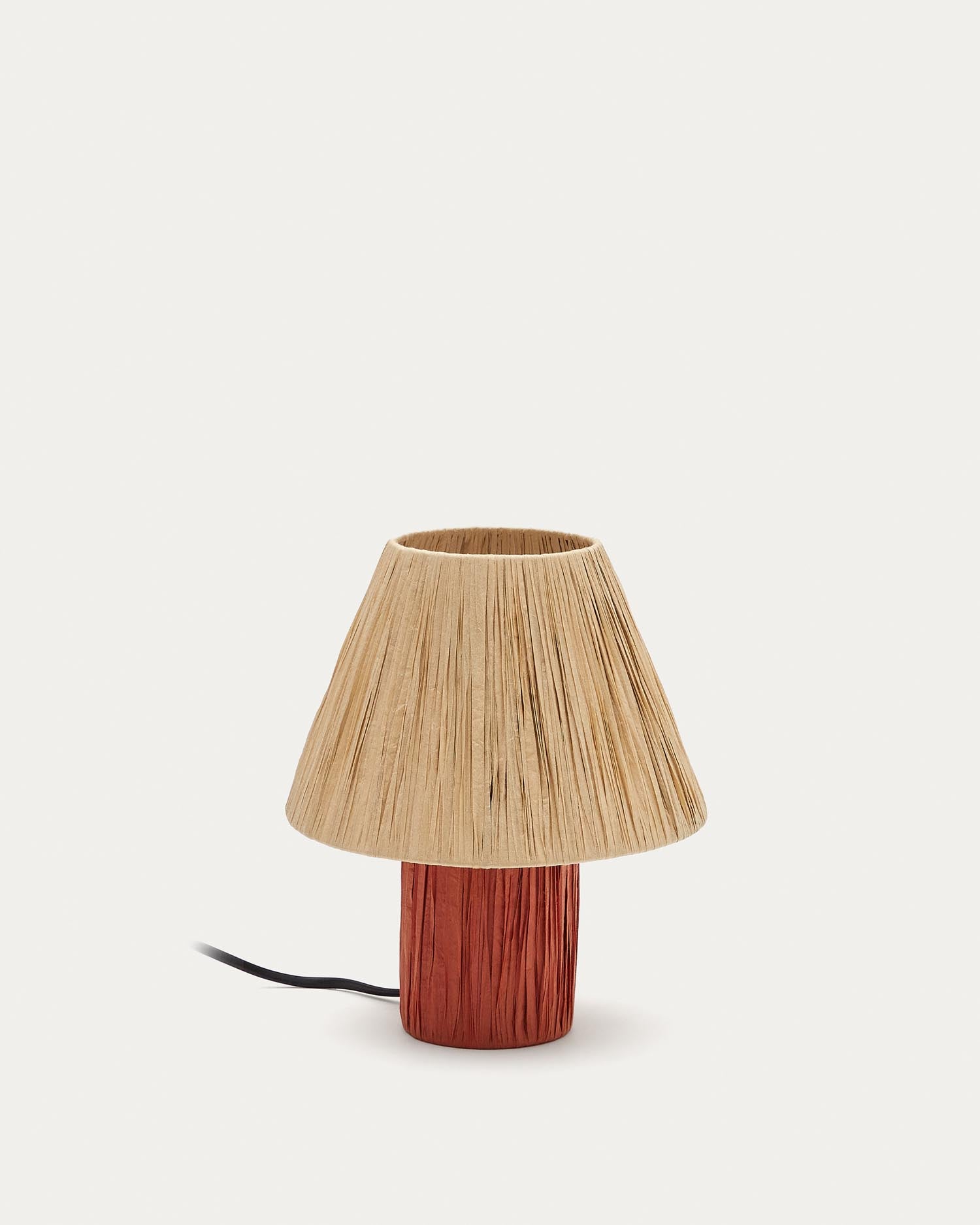 Pulmi Tischleuchte aus Raffiabast in Natur und Terrakotta in Terrakotta präsentiert im Onlineshop von KAQTU Design AG. Tischleuchte ist von Kave Home