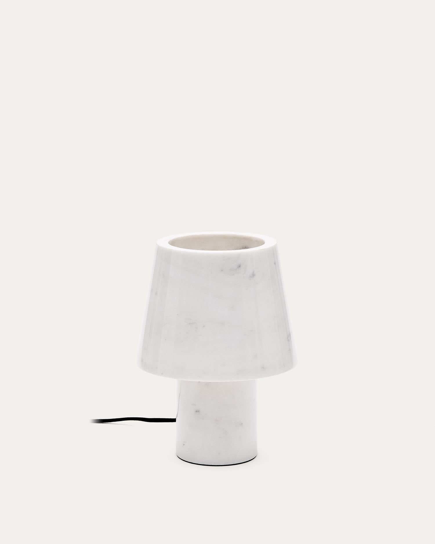 Alaro Tischlampe aus weissem Marmor in Weiß präsentiert im Onlineshop von KAQTU Design AG. Tischleuchte ist von Kave Home