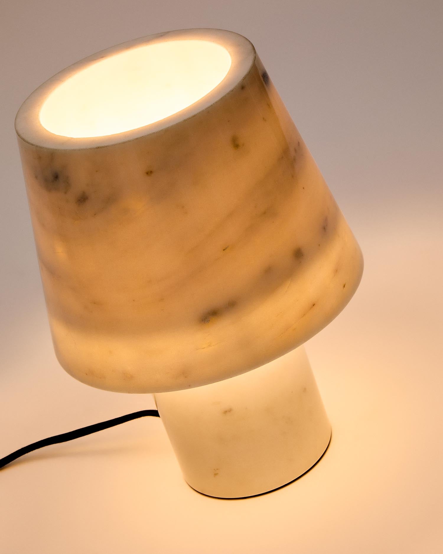 Alaro Tischlampe aus weissem Marmor in Weiß präsentiert im Onlineshop von KAQTU Design AG. Tischleuchte ist von Kave Home