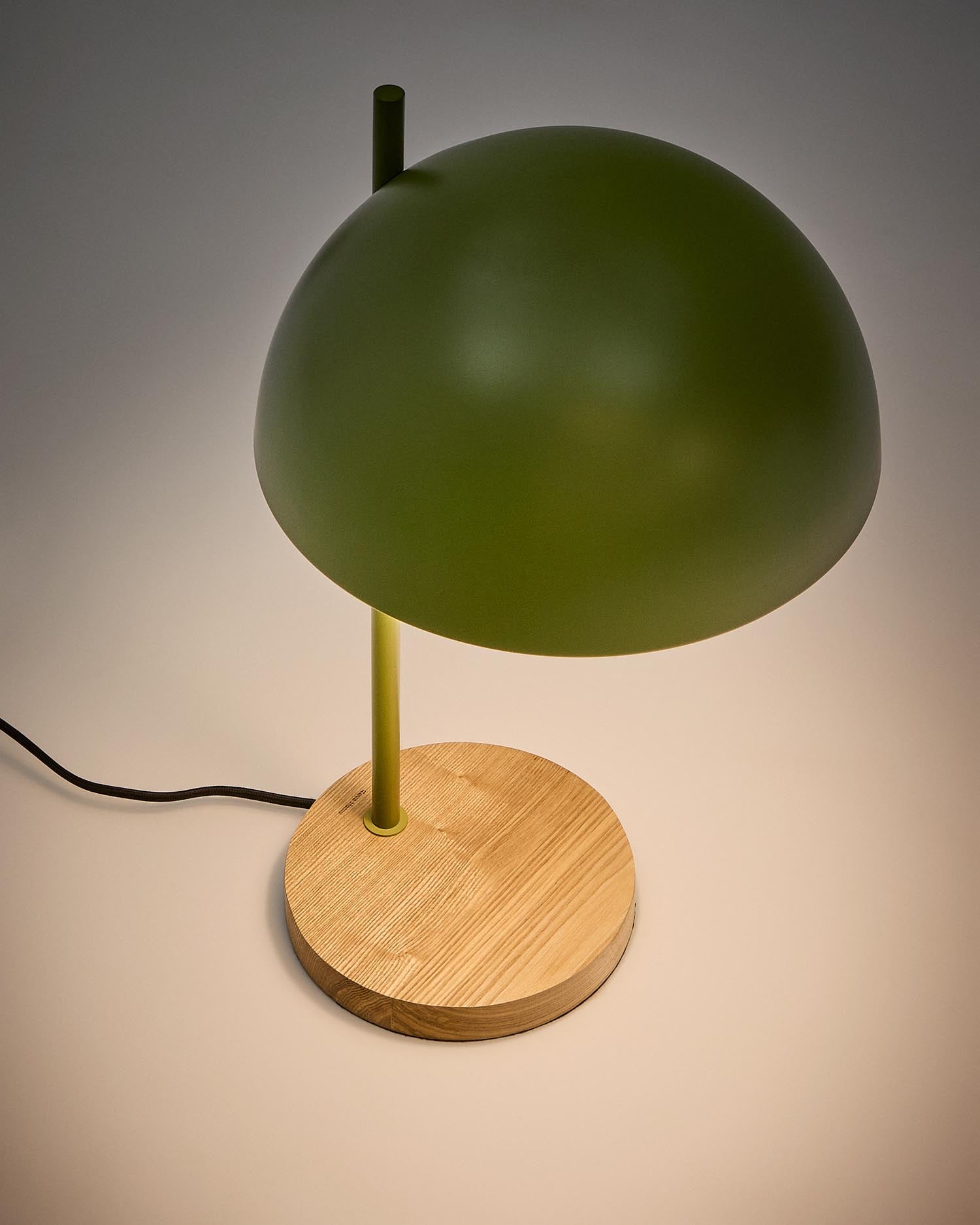 Catlar Tischlampe aus Eschenholz und Metall mit grünem Lackfinish in Grün präsentiert im Onlineshop von KAQTU Design AG. Tischleuchte ist von Kave Home