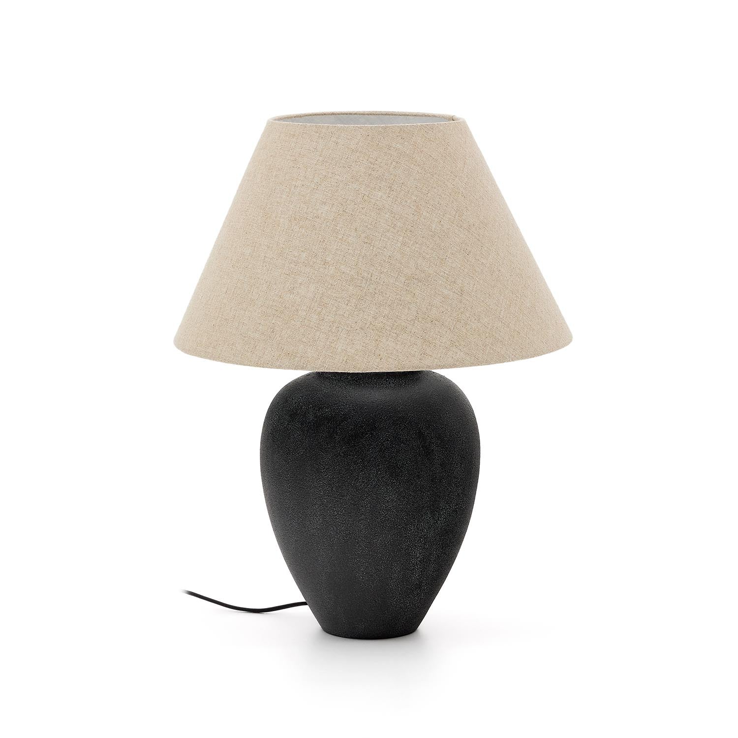 Mercadal Tischlampe aus Keramik mit schwarzem Finish in Schwarz präsentiert im Onlineshop von KAQTU Design AG. Tischleuchte ist von Kave Home