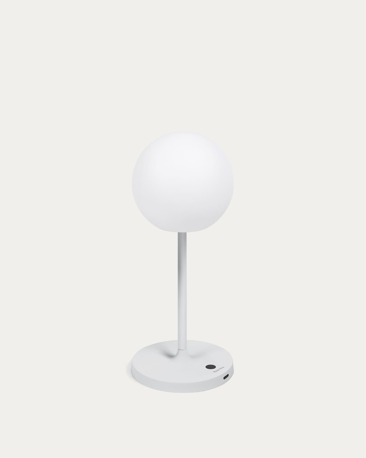 Outdoor Tischlampe Dinesh Aluminium in Grau 40 cm in Weiß präsentiert im Onlineshop von KAQTU Design AG. Tischleuchte ist von Kave Home