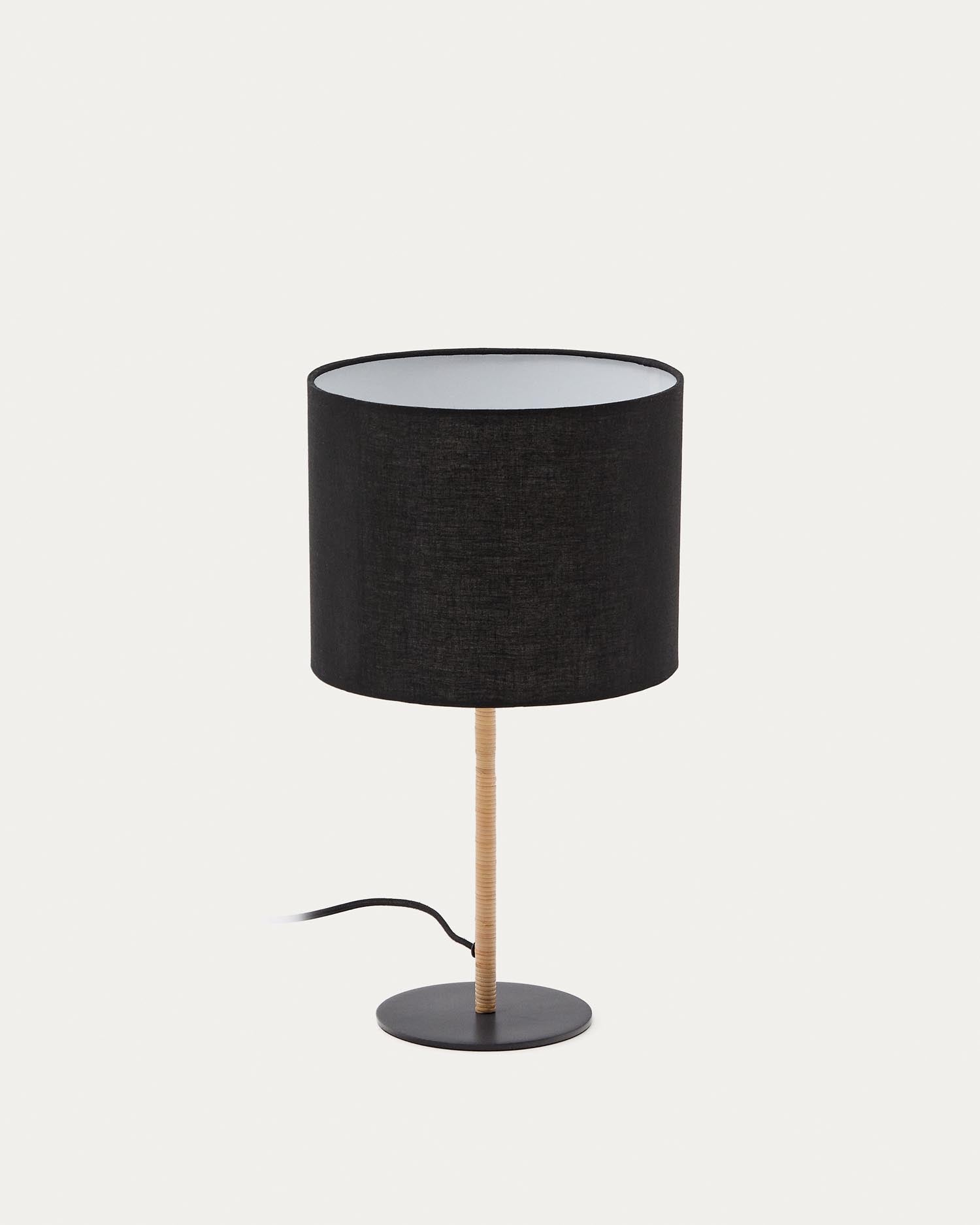 Pina Tischlampe aus Metall und Rattan mit schwarzem Baumwollschirm in Schwarz präsentiert im Onlineshop von KAQTU Design AG. Tischleuchte ist von Kave Home