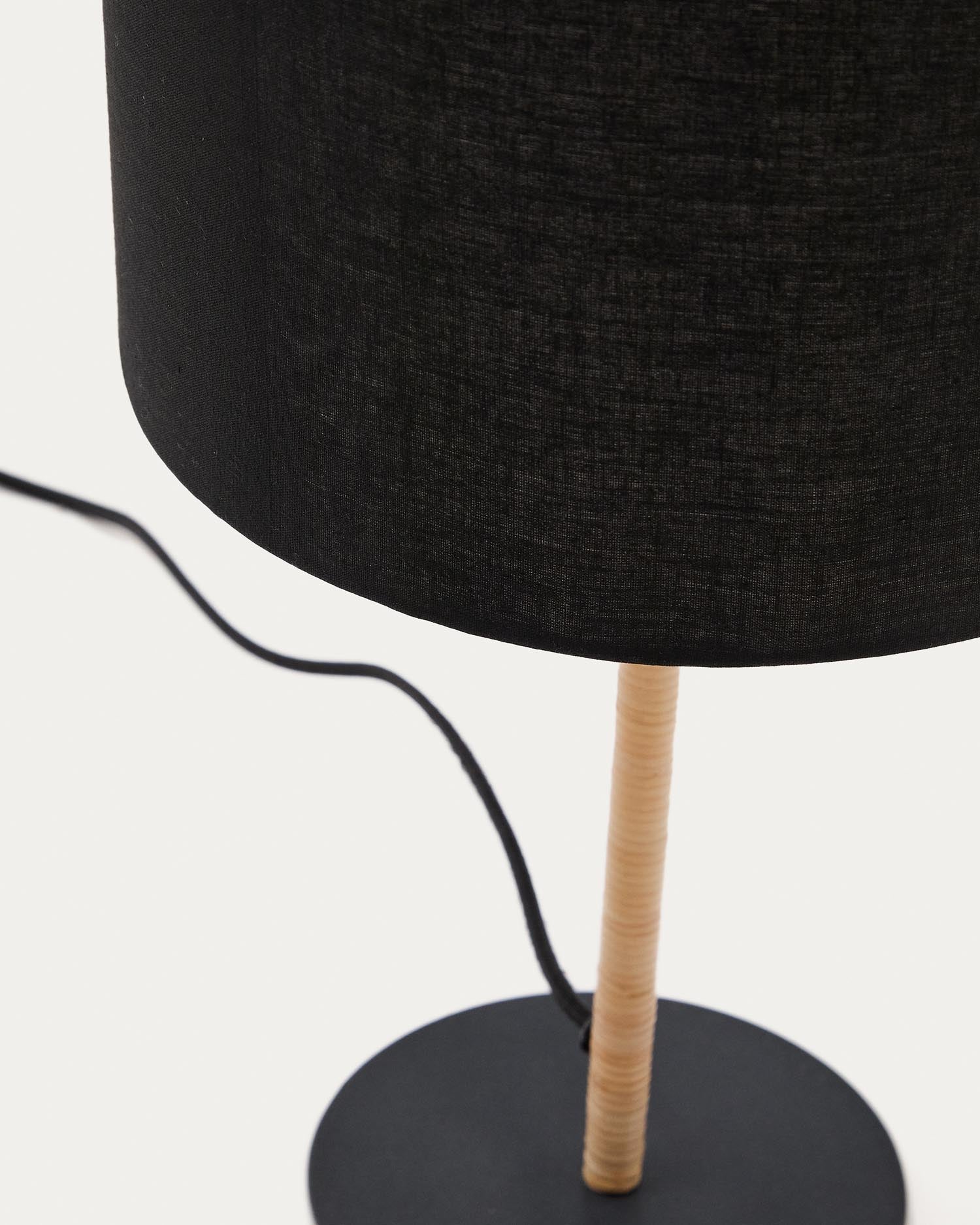 Pina Tischlampe aus Metall und Rattan mit schwarzem Baumwollschirm in Schwarz präsentiert im Onlineshop von KAQTU Design AG. Tischleuchte ist von Kave Home