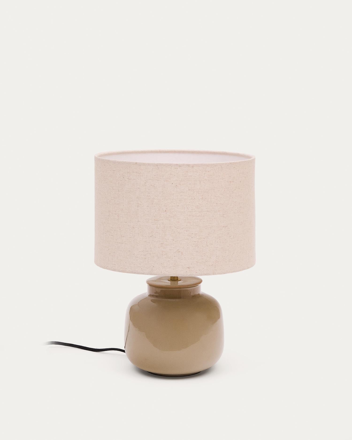 Tischleuchte Tay aus grüner Keramik und beigefarbenem Leinen in Beige präsentiert im Onlineshop von KAQTU Design AG. Tischleuchte ist von Kave Home