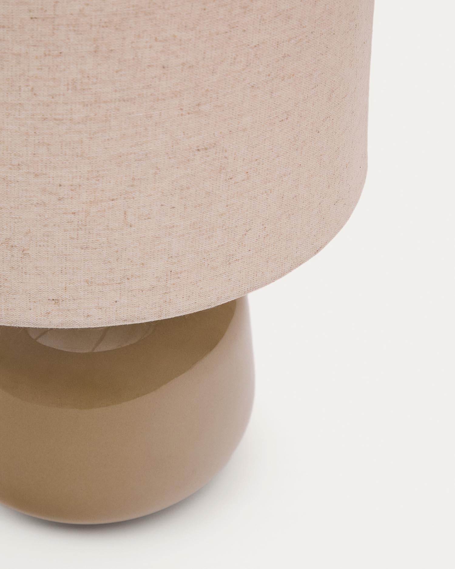 Tischleuchte Tay aus grüner Keramik und beigefarbenem Leinen in Beige präsentiert im Onlineshop von KAQTU Design AG. Tischleuchte ist von Kave Home