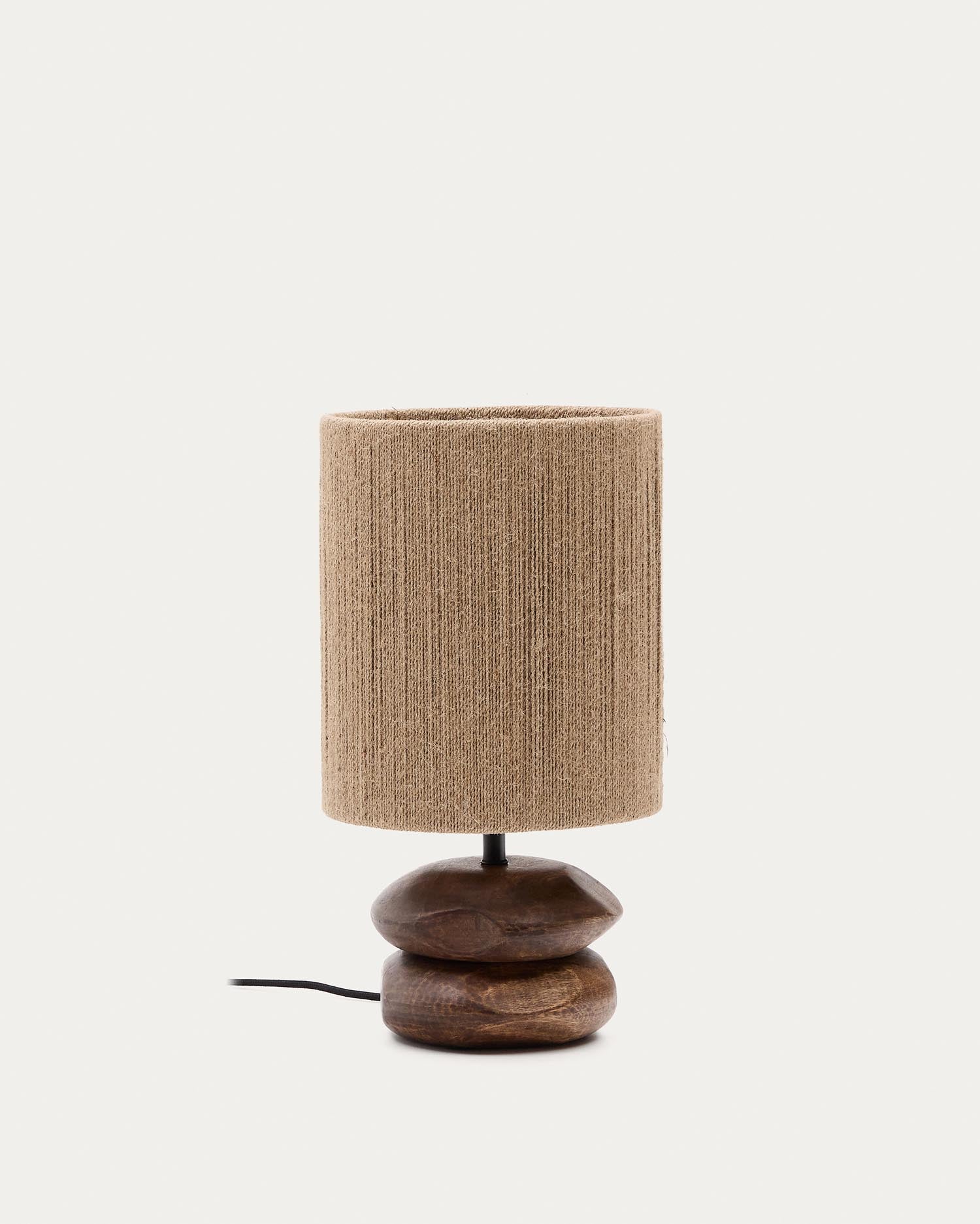 Tischleuchte Kor aus Akazienholz mit dunklem Finish und Jute in Natur präsentiert im Onlineshop von KAQTU Design AG. Tischleuchte ist von Kave Home