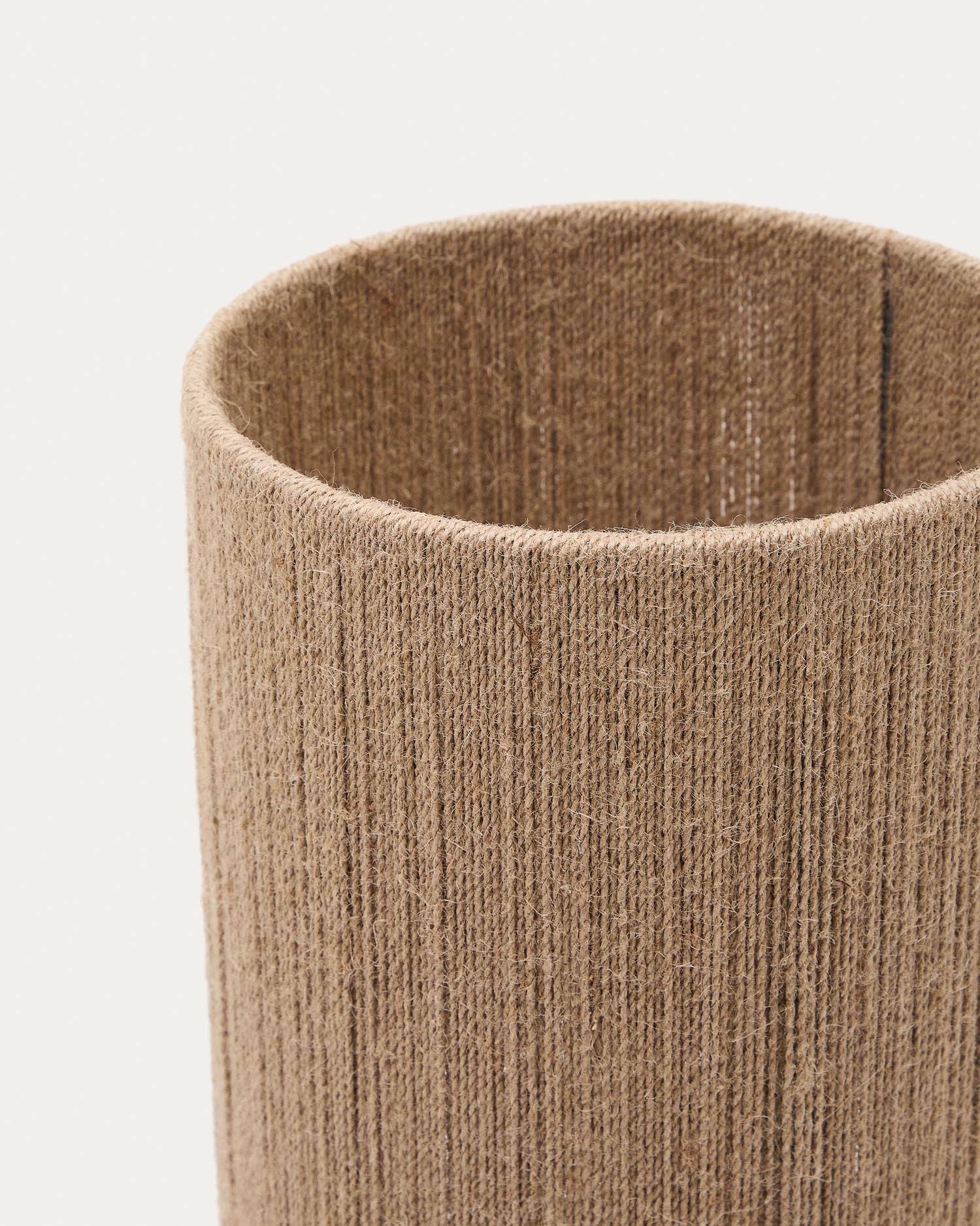 Tischleuchte Kor aus Akazienholz mit dunklem Finish und Jute in Natur präsentiert im Onlineshop von KAQTU Design AG. Tischleuchte ist von Kave Home