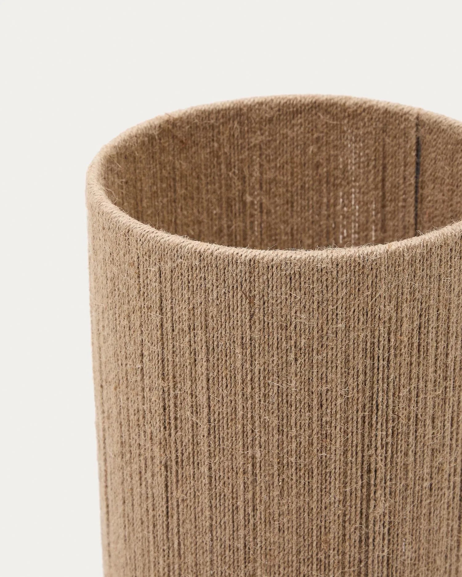 Die Tischleuchte Kor aus Akazienholz mit Jute von Kave Home vereint Eleganz und Funktionalität in einem stilvollen Design.