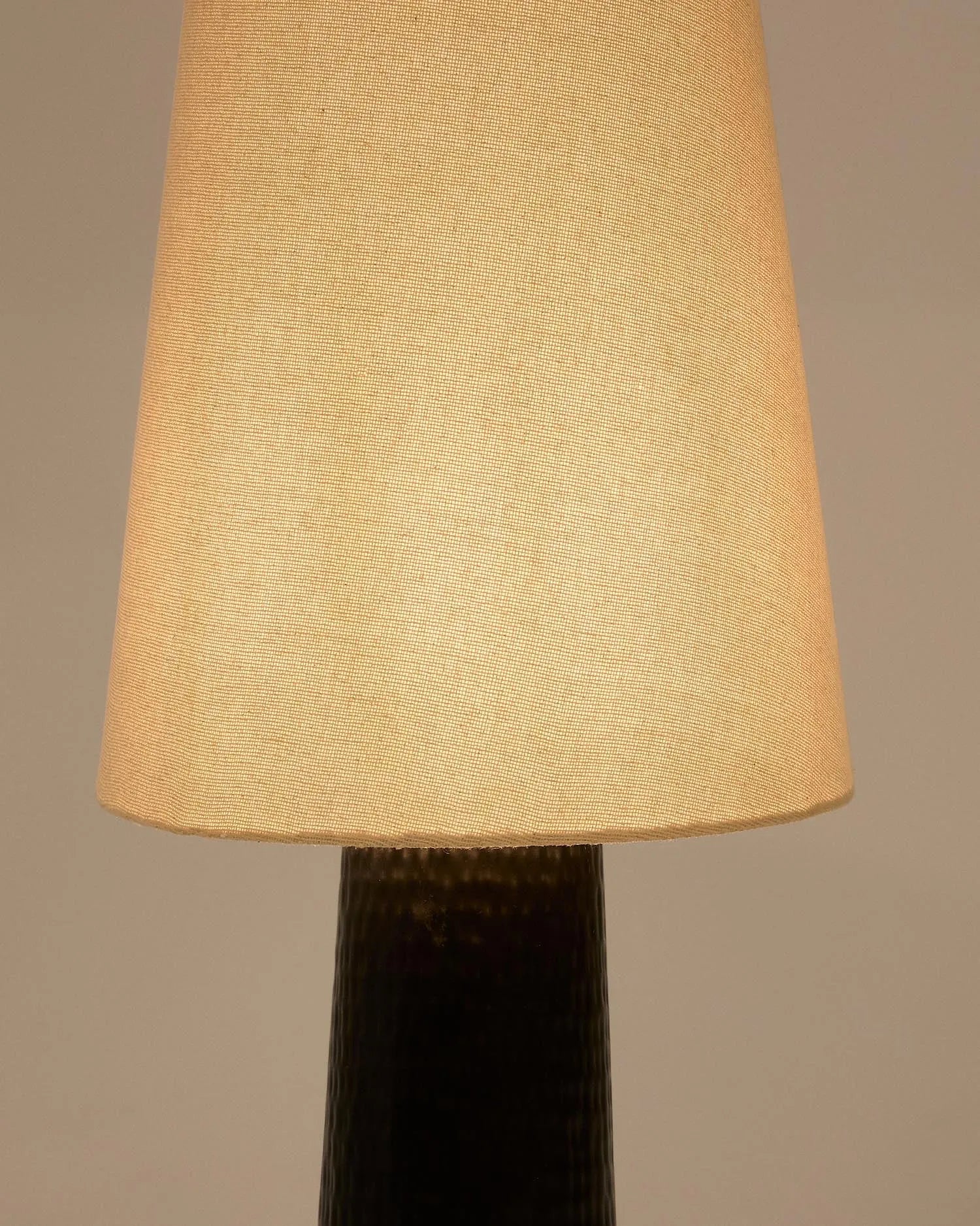 Elegante Stehlampe aus schwarzem Metall und Holz, die modernes Design mit Funktionalität vereint und jedem Raum Stil verleiht.