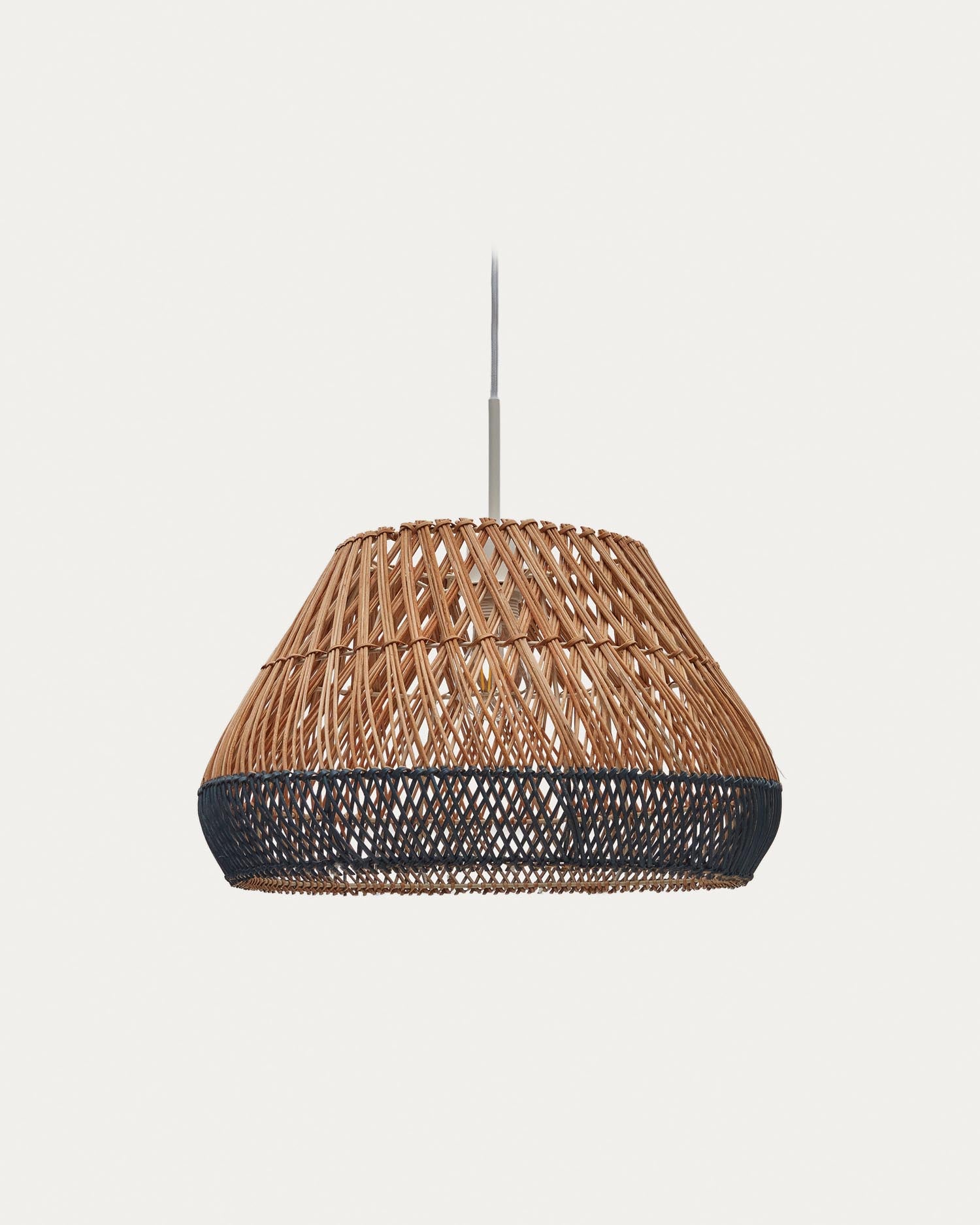 Daro Lampenschirm für Pendelleuchte aus Rattan mit natürlichem und blauem Finish Ø 45 cm in Braun präsentiert im Onlineshop von KAQTU Design AG. Lampenschirm ist von Kave Home