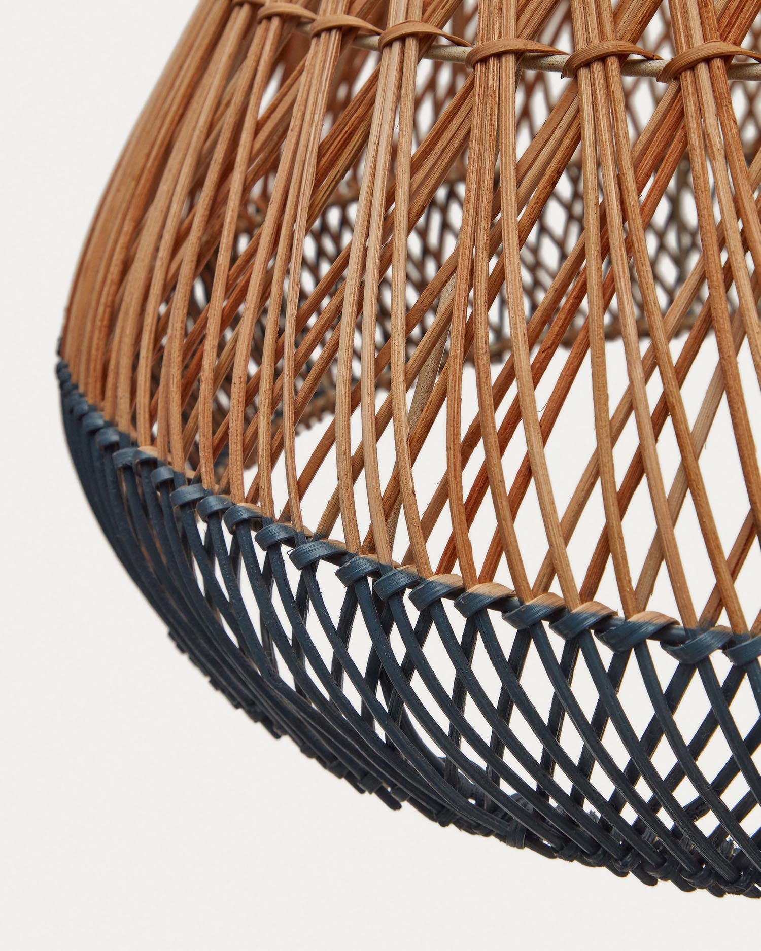 Daro Lampenschirm für Pendelleuchte aus Rattan mit natürlichem und blauem Finish Ø 45 cm in Braun präsentiert im Onlineshop von KAQTU Design AG. Lampenschirm ist von Kave Home