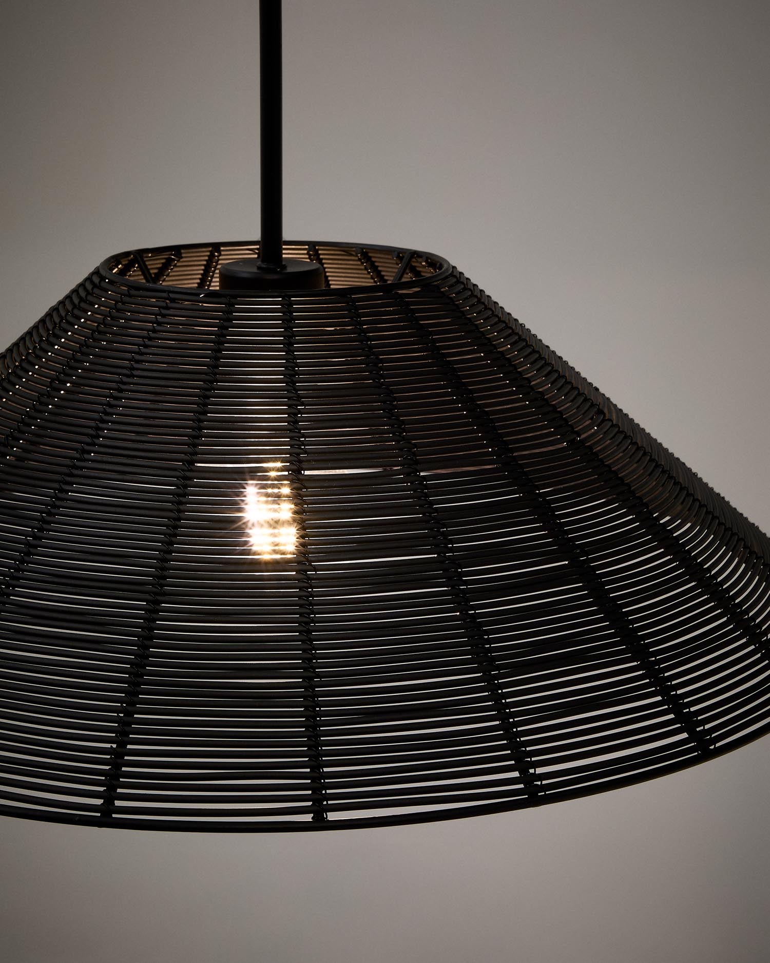 Saranella Schirm für Deckenlampe aus synthetischem Rattan schwarz Ø 50 cm in  präsentiert im Onlineshop von KAQTU Design AG. Pendelleuchte ist von Kave Home