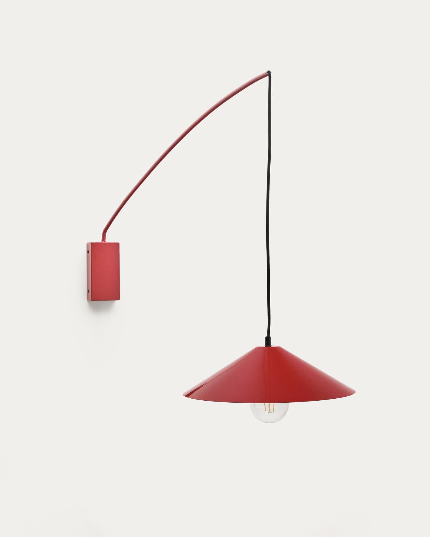 Wandleuchte Kally aus Metall mit rot lackiertem Finish in Rot präsentiert im Onlineshop von KAQTU Design AG. Wandleuchte ist von Kave Home