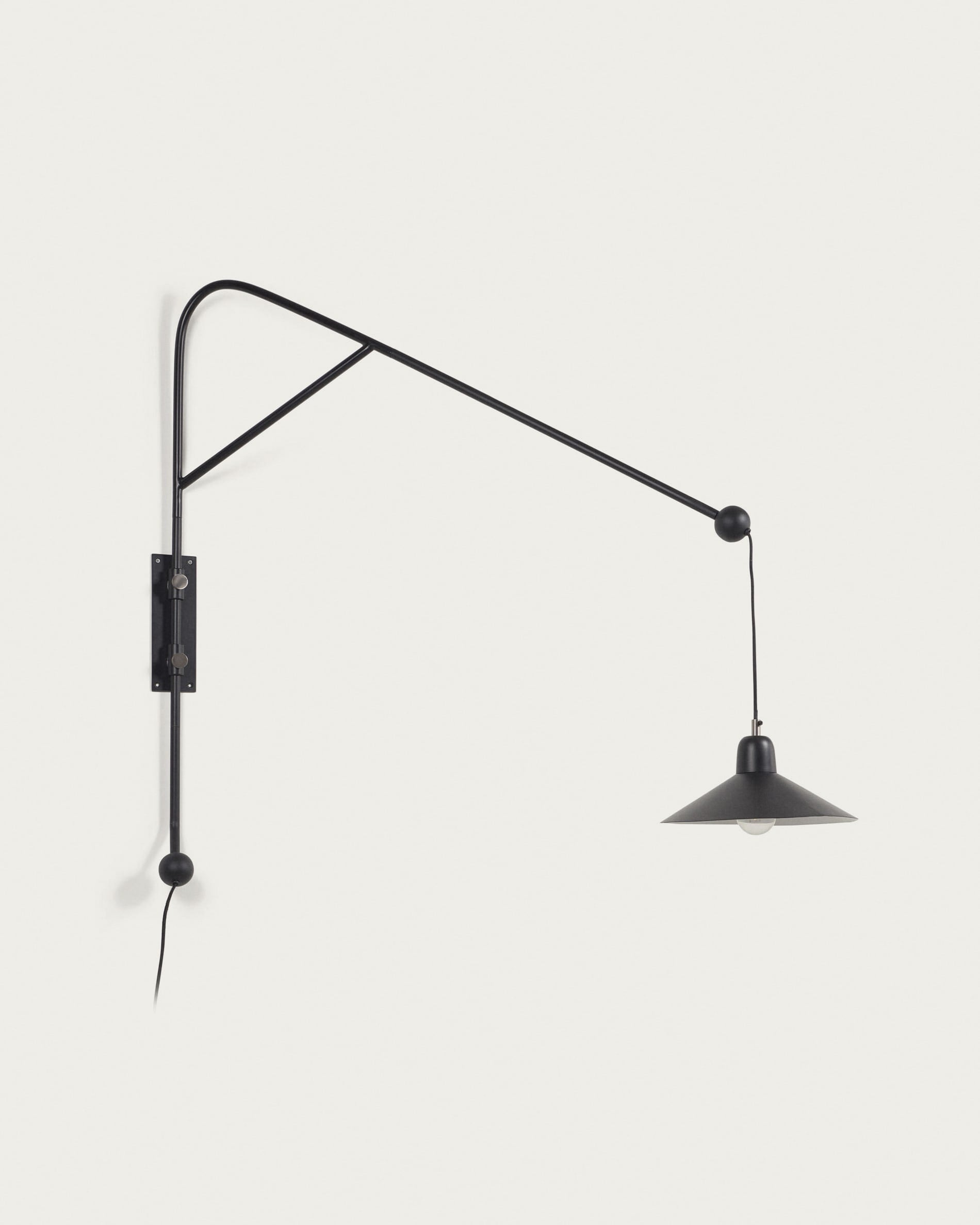 Eleazar Wandlampe aus Metall mit schwarz lackierter Oberfläche in Schwarz präsentiert im Onlineshop von KAQTU Design AG. Wandleuchte ist von Kave Home