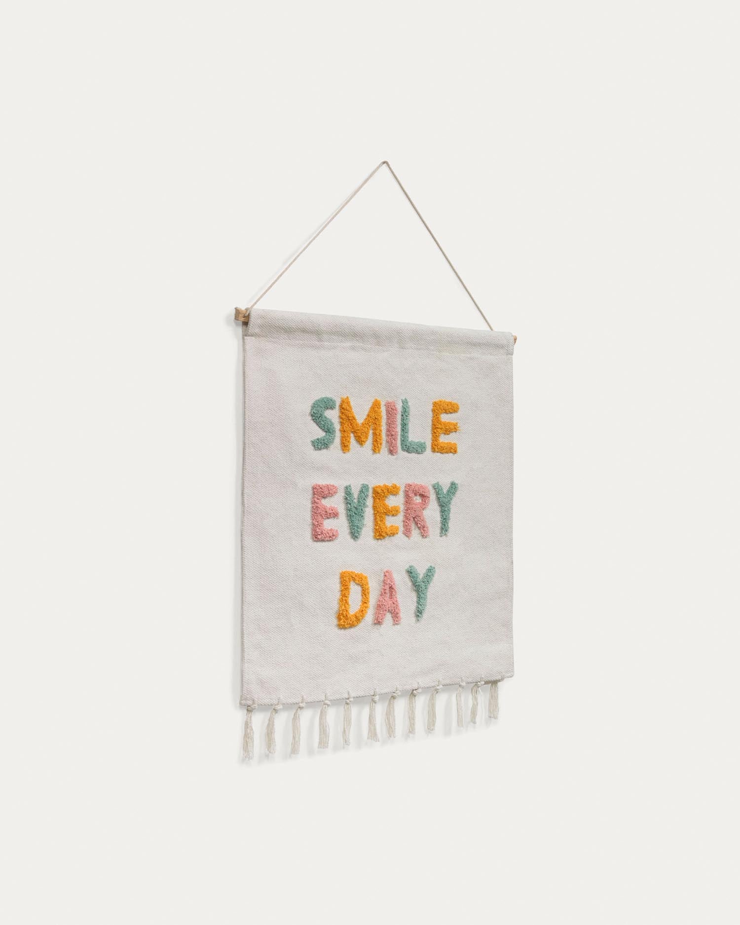 Adelina Wandteppich smile every day weiss und mehrfarbig 52 x 60 cm in Mehrfarbig präsentiert im Onlineshop von KAQTU Design AG. Wandteppich ist von Kave Home