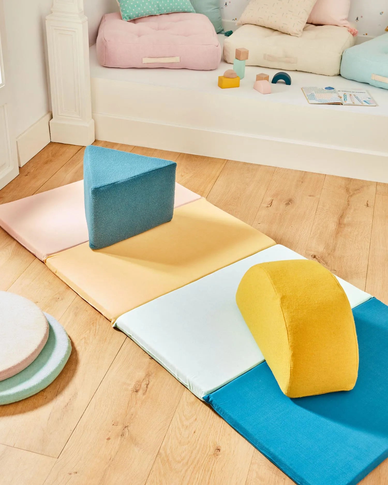 Der Jalila Pouf in Blau: Ein kompakter, robuster Sitz für Kinder, der Fantasie und Spielspaß fördert. Perfekt für kleine Räume.