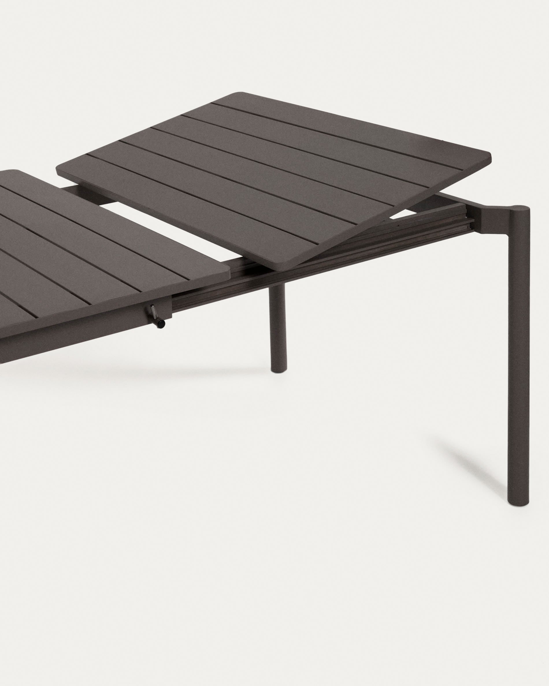 Zaltana ausziehbarer Outdoor-Tisch aus Aluminium matt dunkelgrau 140 (200) x 90 cm in Grau präsentiert im Onlineshop von KAQTU Design AG. Gartentisch ist von Kave Home