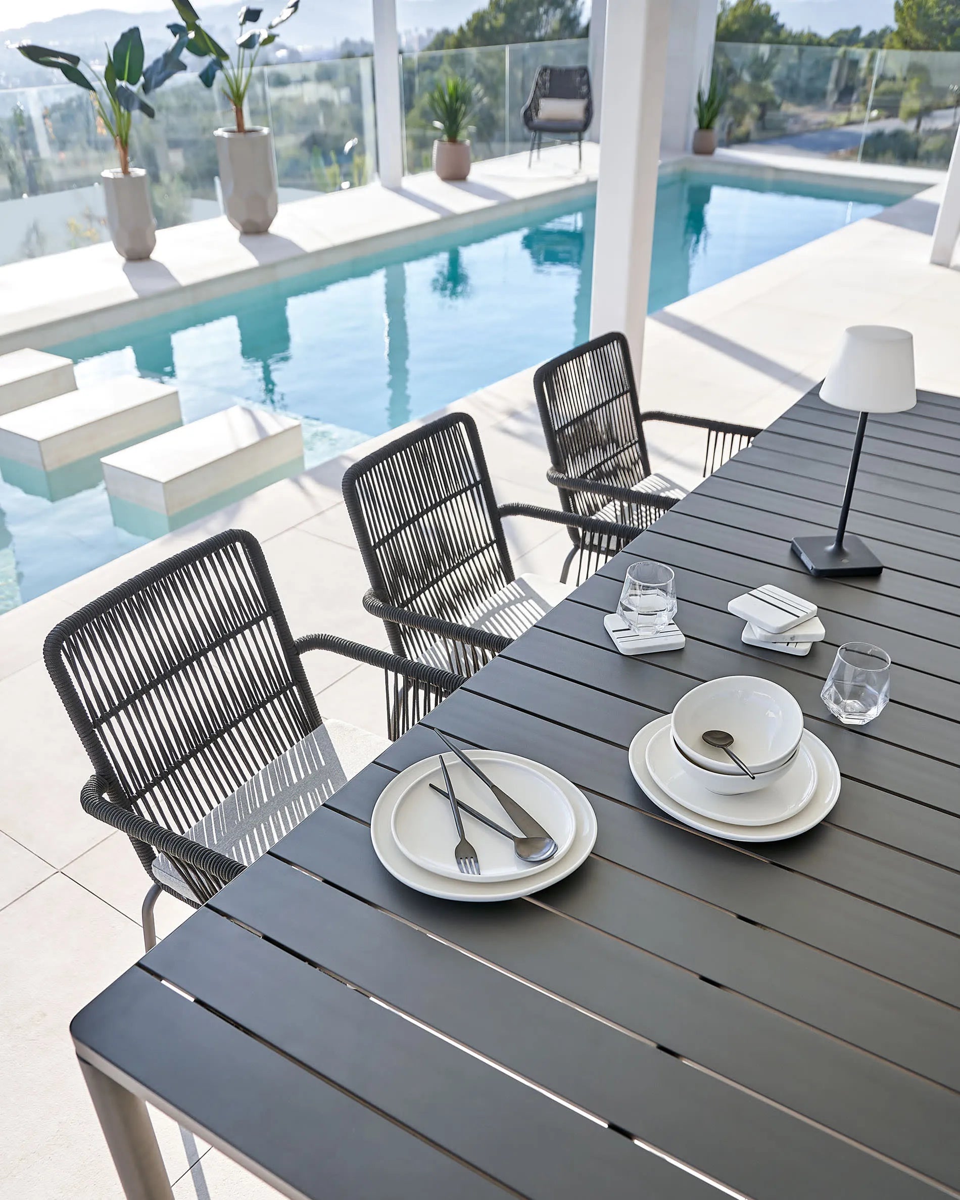 Eleganter, ausziehbarer Outdoor-Tisch aus mattem Aluminium, ideal für flexible Garten- und Terrassenanlässe.