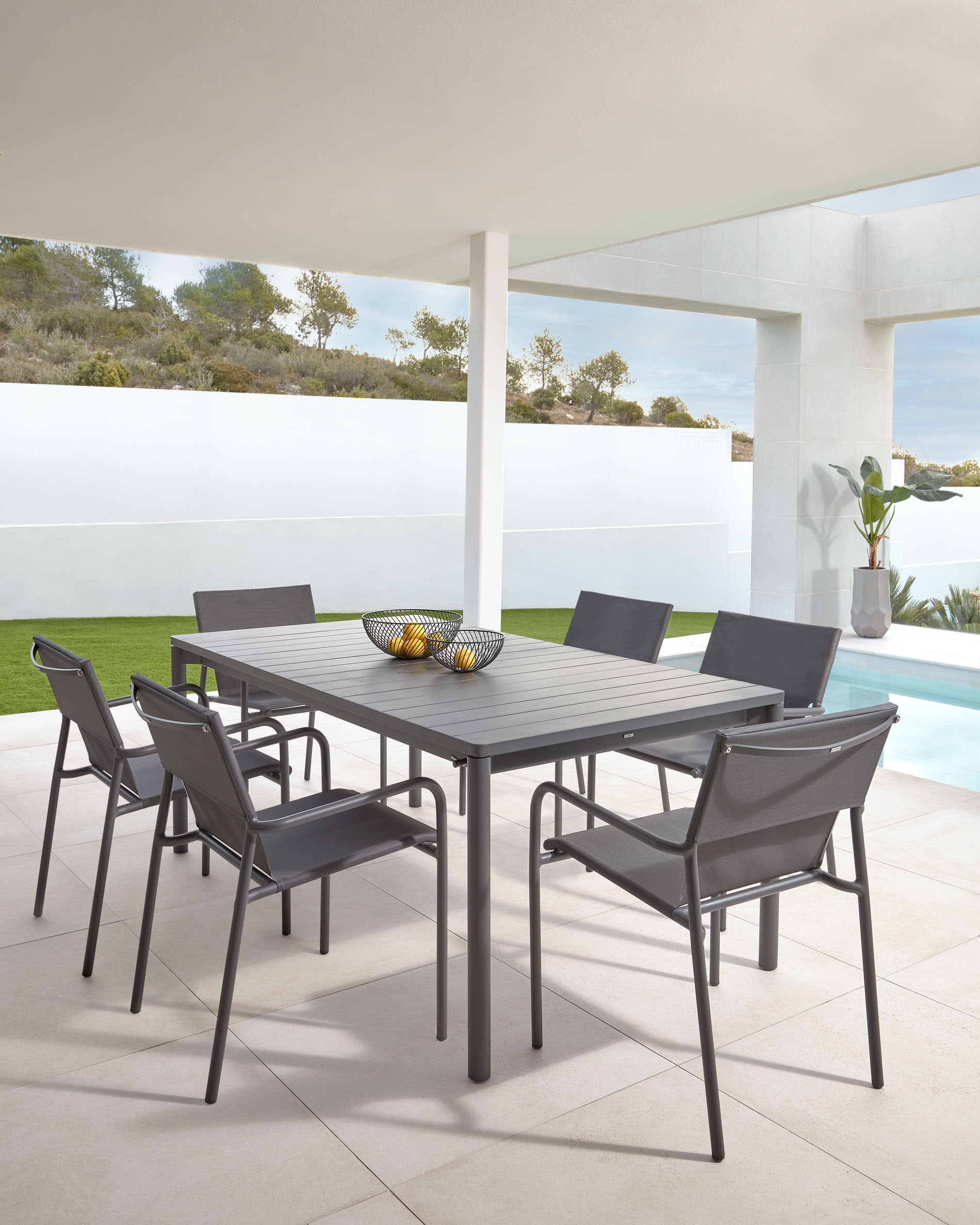 Zaltana ausziehbarer Outdoor-Tisch aus Aluminium matt dunkelgrau 140 (200) x 90 cm in Grau präsentiert im Onlineshop von KAQTU Design AG. Gartentisch ist von Kave Home