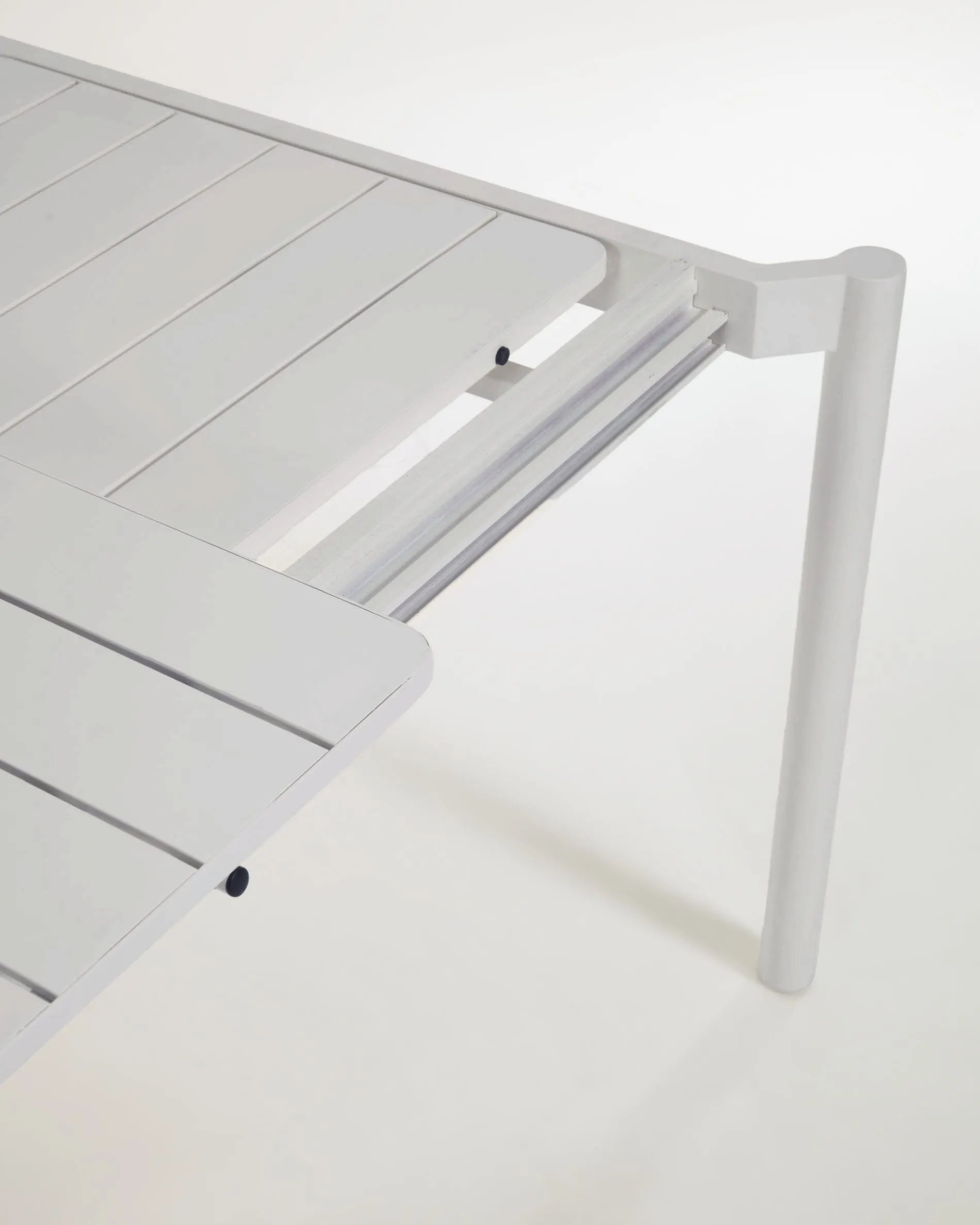 Eleganter Ausziehtisch aus Aluminium, wetterfest, von 140 auf 200 cm erweiterbar, ideal für gesellige Outdoor-Momente.