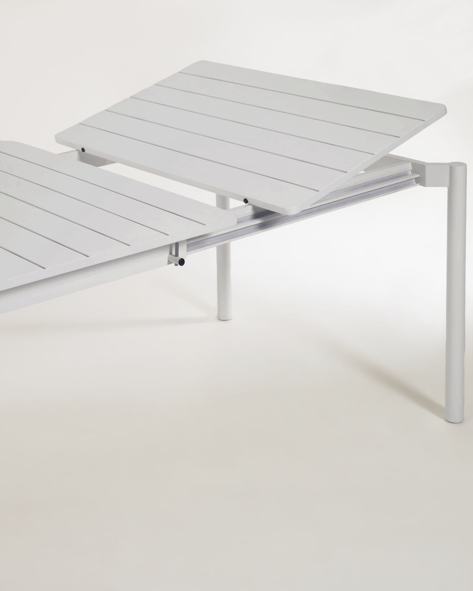 Zaltana Ausziehtisch für den Aussenbereich aus Aluminium mit naturfarbenem Finish 140 (200) x 100 cm in Ecru präsentiert im Onlineshop von KAQTU Design AG. Gartentisch ist von Kave Home