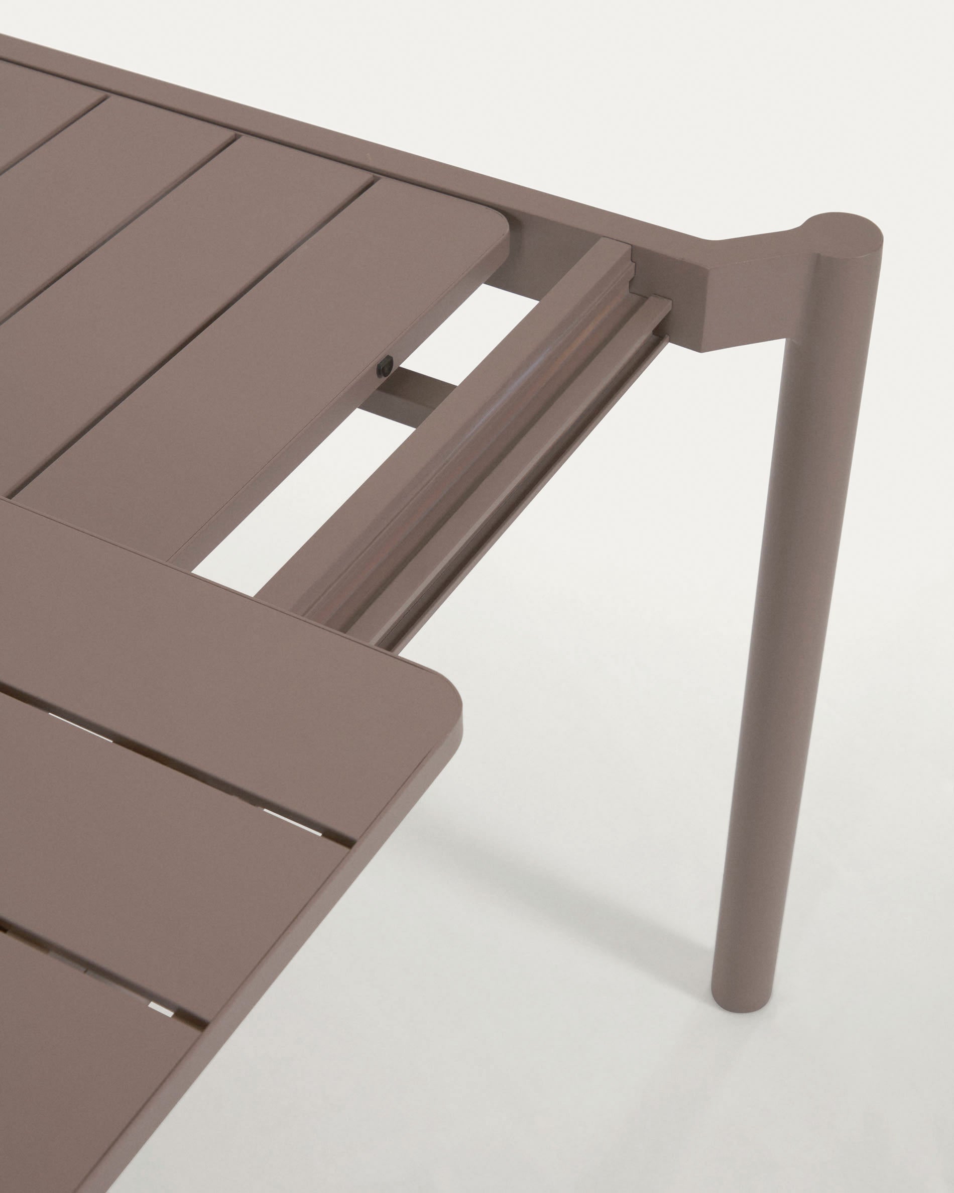 Zaltana ausziehbarer Outdoor-Tisch aus Aluminium mattbrauner 140 (200) x 90 cm in Braun präsentiert im Onlineshop von KAQTU Design AG. Gartentisch ist von Kave Home