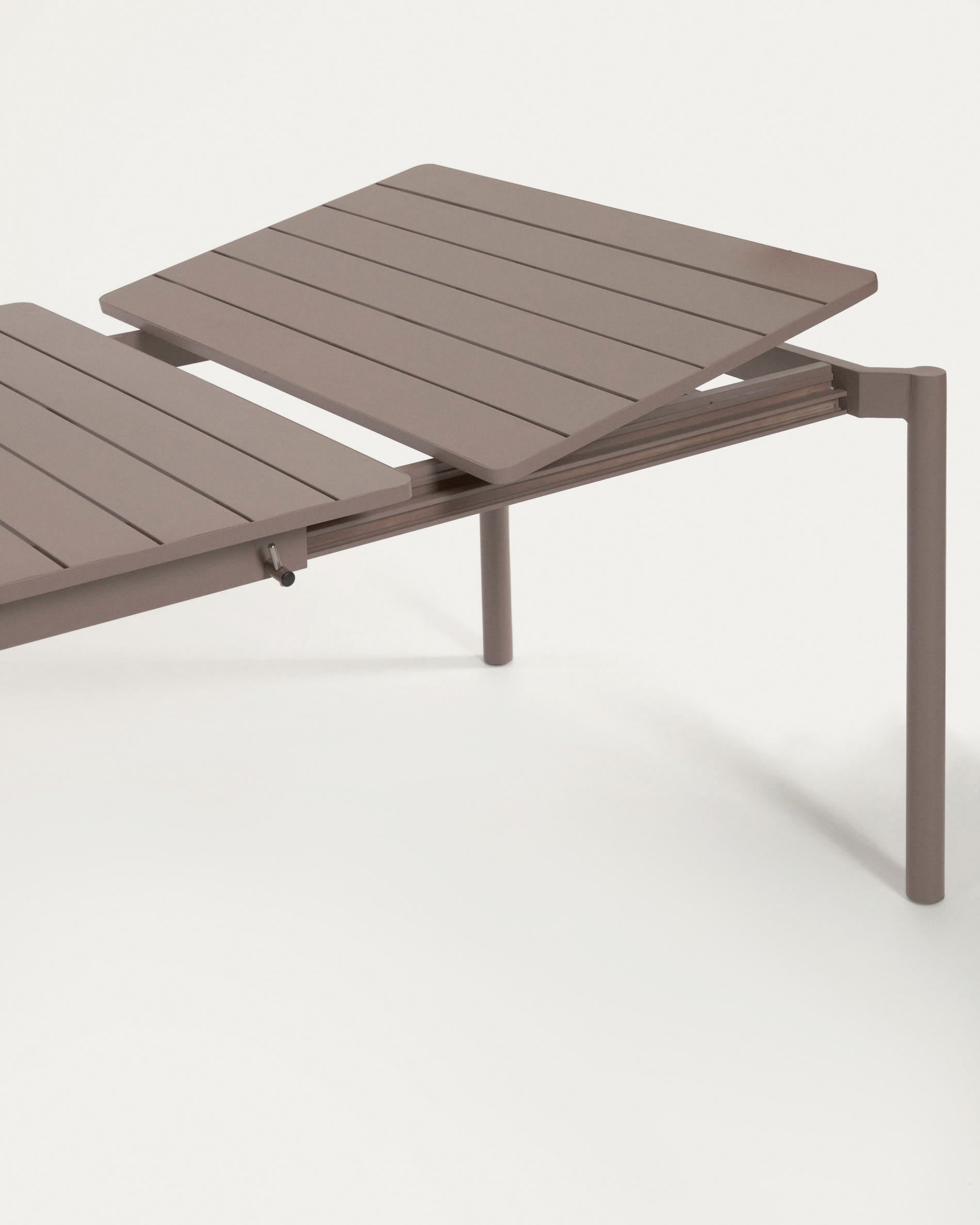 Zaltana ausziehbarer Outdoor-Tisch aus Aluminium mattbrauner 140 (200) x 90 cm in Braun präsentiert im Onlineshop von KAQTU Design AG. Gartentisch ist von Kave Home