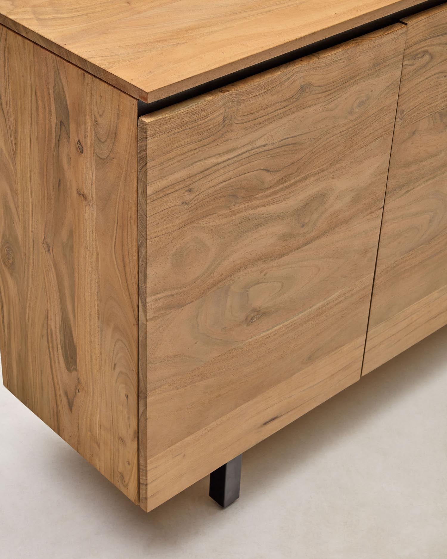 Sideboard Uxue aus massivem Akazienholz mit natürlichem Finish 150 x 88 cm in Braun präsentiert im Onlineshop von KAQTU Design AG. Sideboard ist von Kave Home