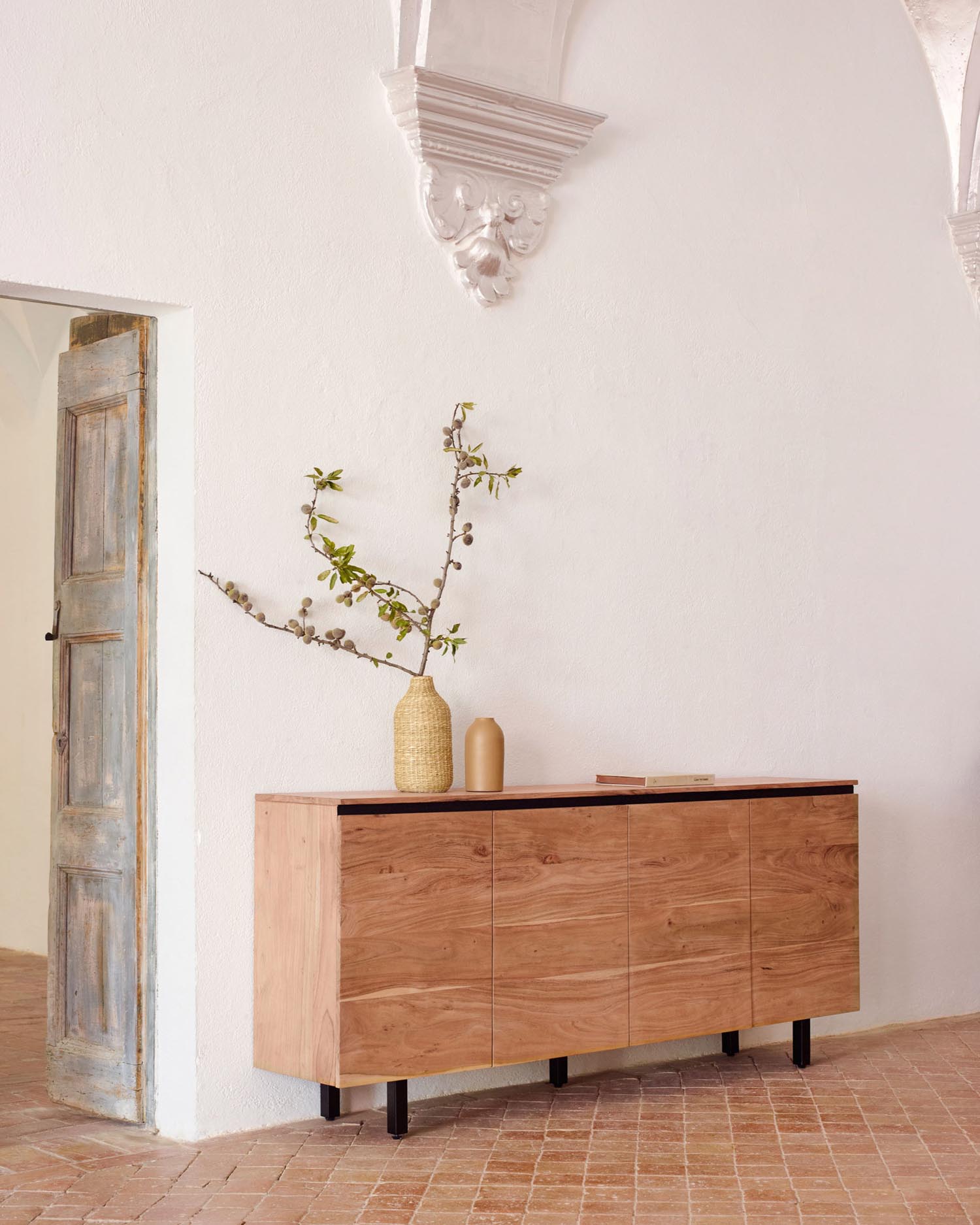 Sideboard Uxue aus massivem Akazienholz mit natürlichem Finish 200 x 88 cm in Braun präsentiert im Onlineshop von KAQTU Design AG. Sideboard ist von Kave Home