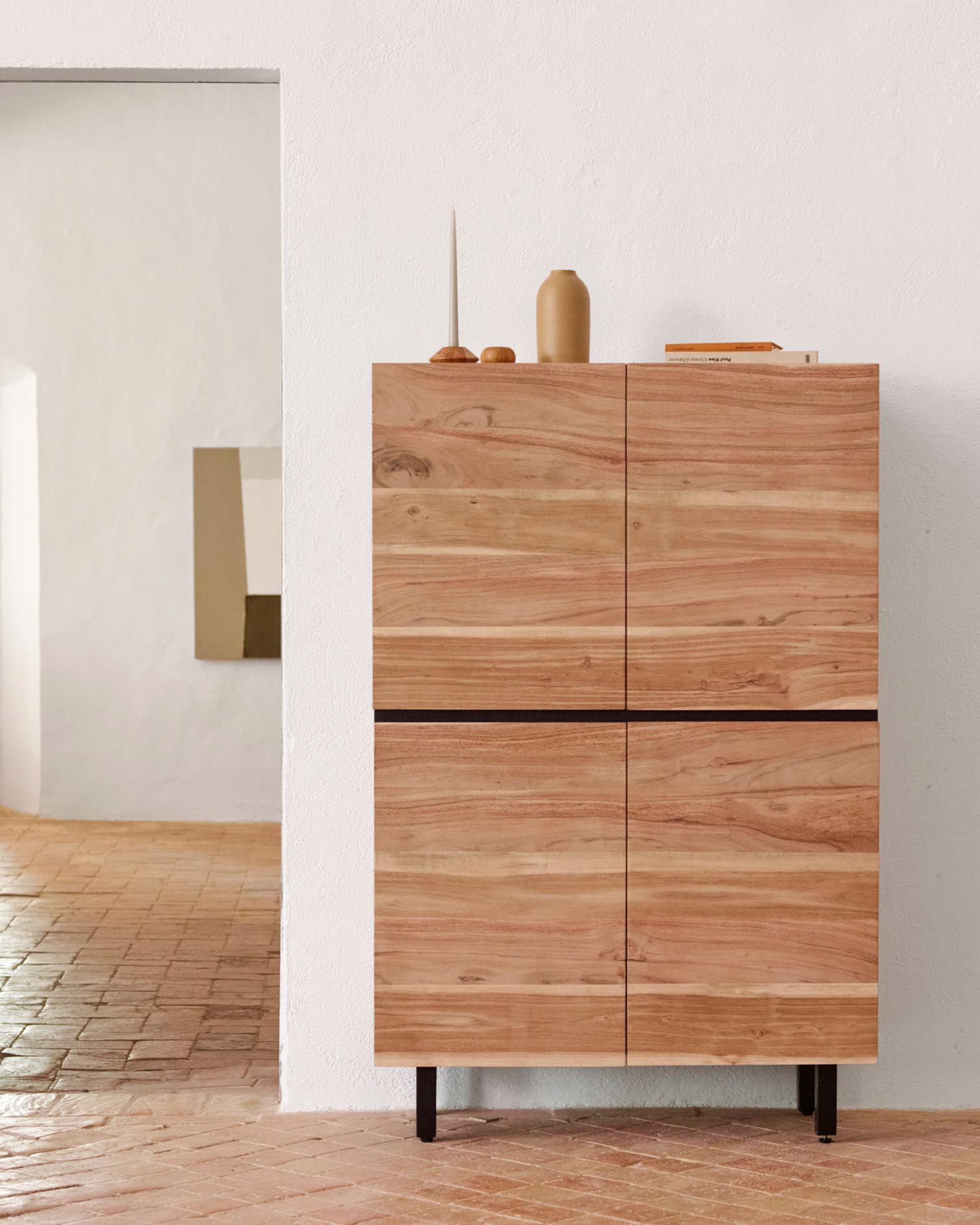 Hohes Sideboard Uxue aus massivem Akazienholz mit natürlichem Finish 100 x 155 cm in Braun präsentiert im Onlineshop von KAQTU Design AG. Sideboard ist von Kave Home