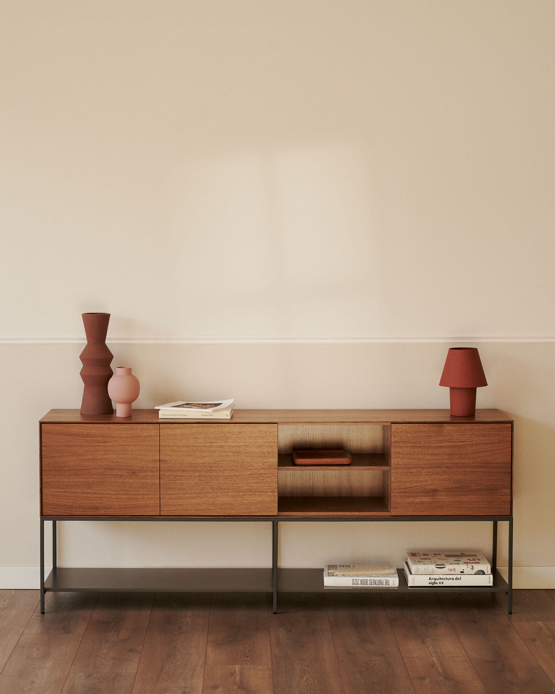 Vedrana Sideboard 3 Türen aus Nussholzfurnier und Stahlbeine in Schwarz 195 x 80 cm in Natur präsentiert im Onlineshop von KAQTU Design AG. Sideboard ist von Kave Home