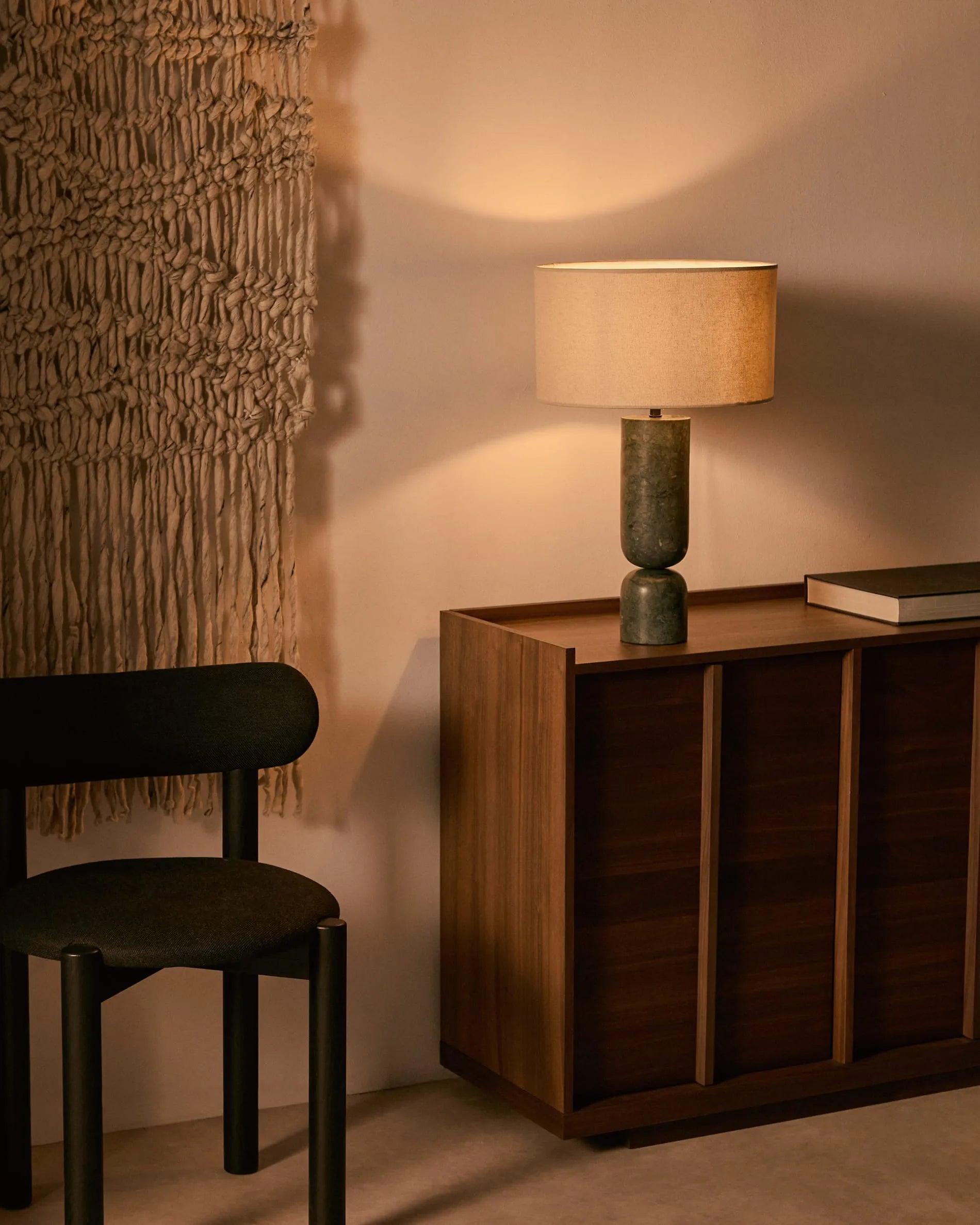 Elegantes Sideboard aus Walnussfurnier, inspiriert von Shoji-Türen, bietet stilvollen Stauraum mit umweltfreundlichem Holz.