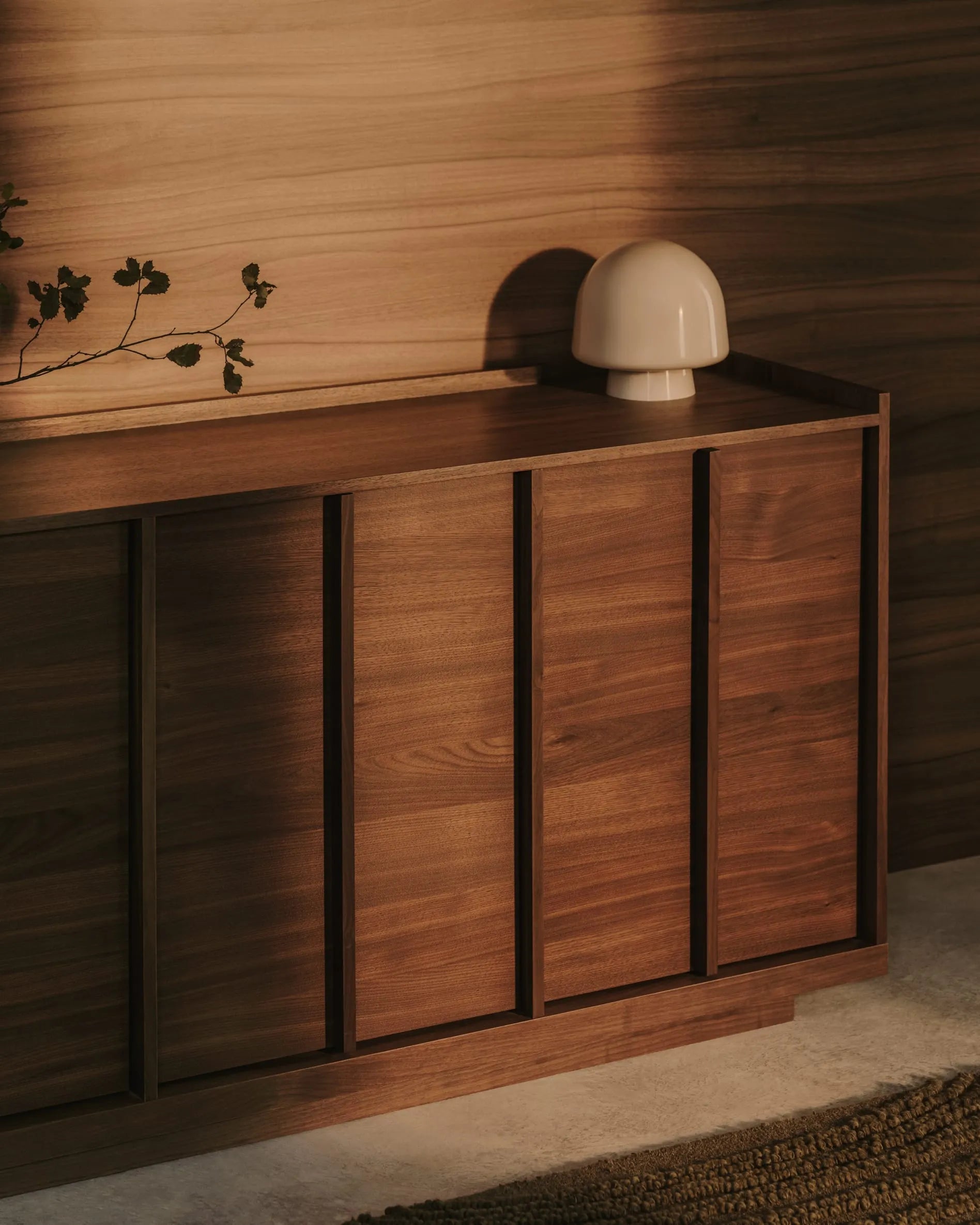 Elegantes Sideboard aus Walnussfurnier, inspiriert von Shoji-Türen, bietet stilvollen Stauraum mit umweltfreundlichem Holz.