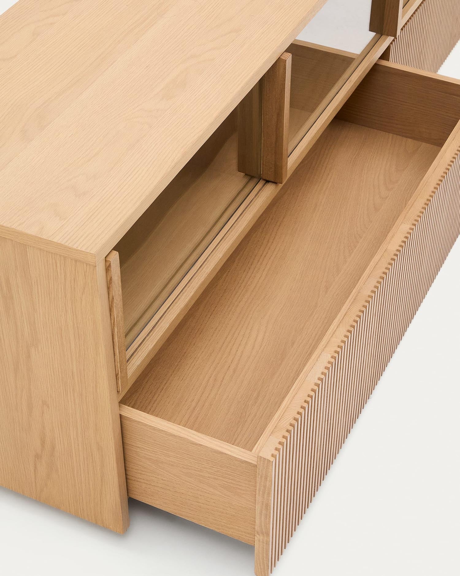 Sideboard Helvine 4 Türen 2 Schubladen Eichenfurnier gehärtetes Glas 200 x 54 cm FSC 100% in Natur präsentiert im Onlineshop von KAQTU Design AG. Sideboard ist von Kave Home