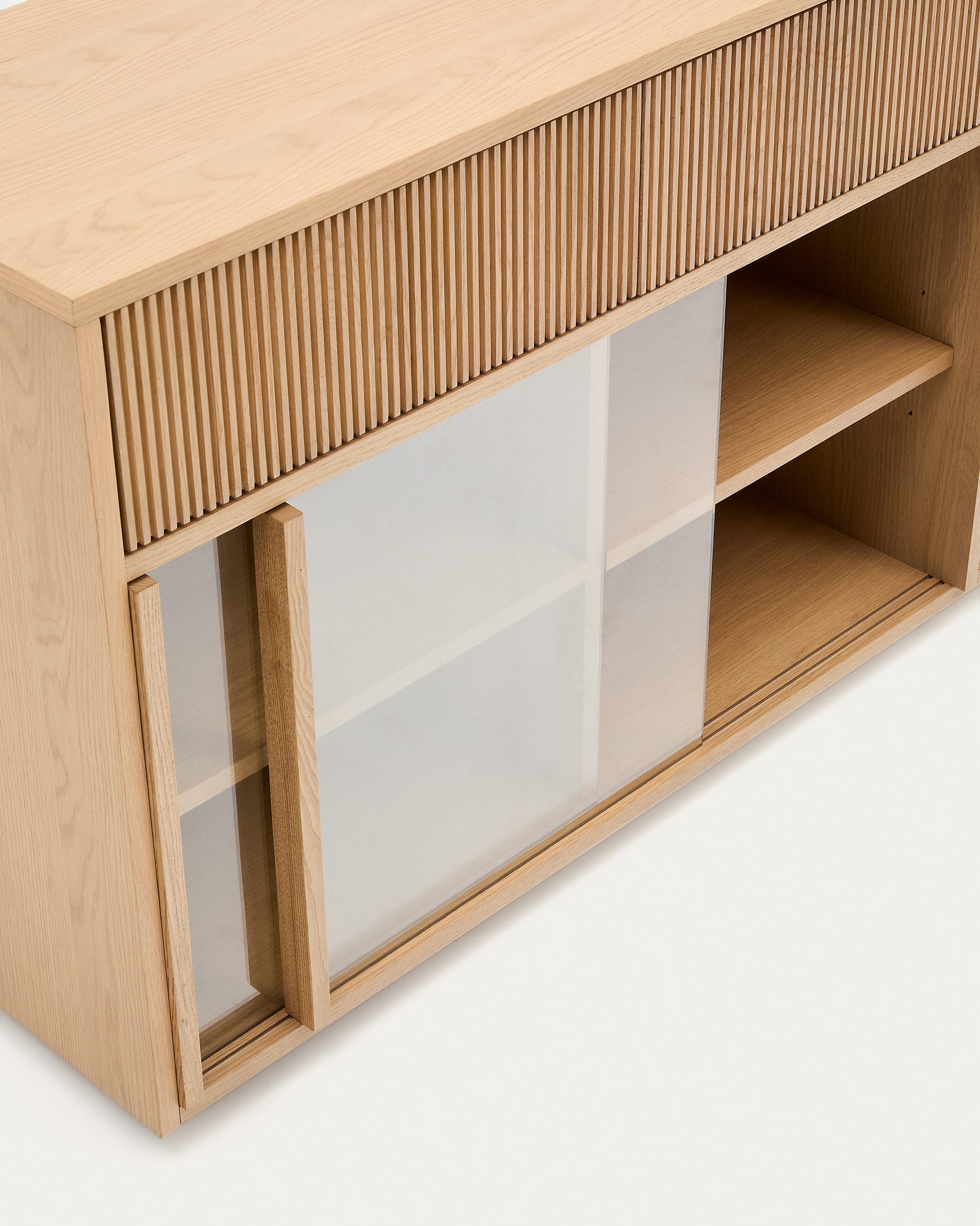 Sideboard Helvine 4 Türen 4 Schubladen Eichenfurnier und gehärtetes Glas 200 x 75 cm FSC 100% in Natur präsentiert im Onlineshop von KAQTU Design AG. Sideboard ist von Kave Home