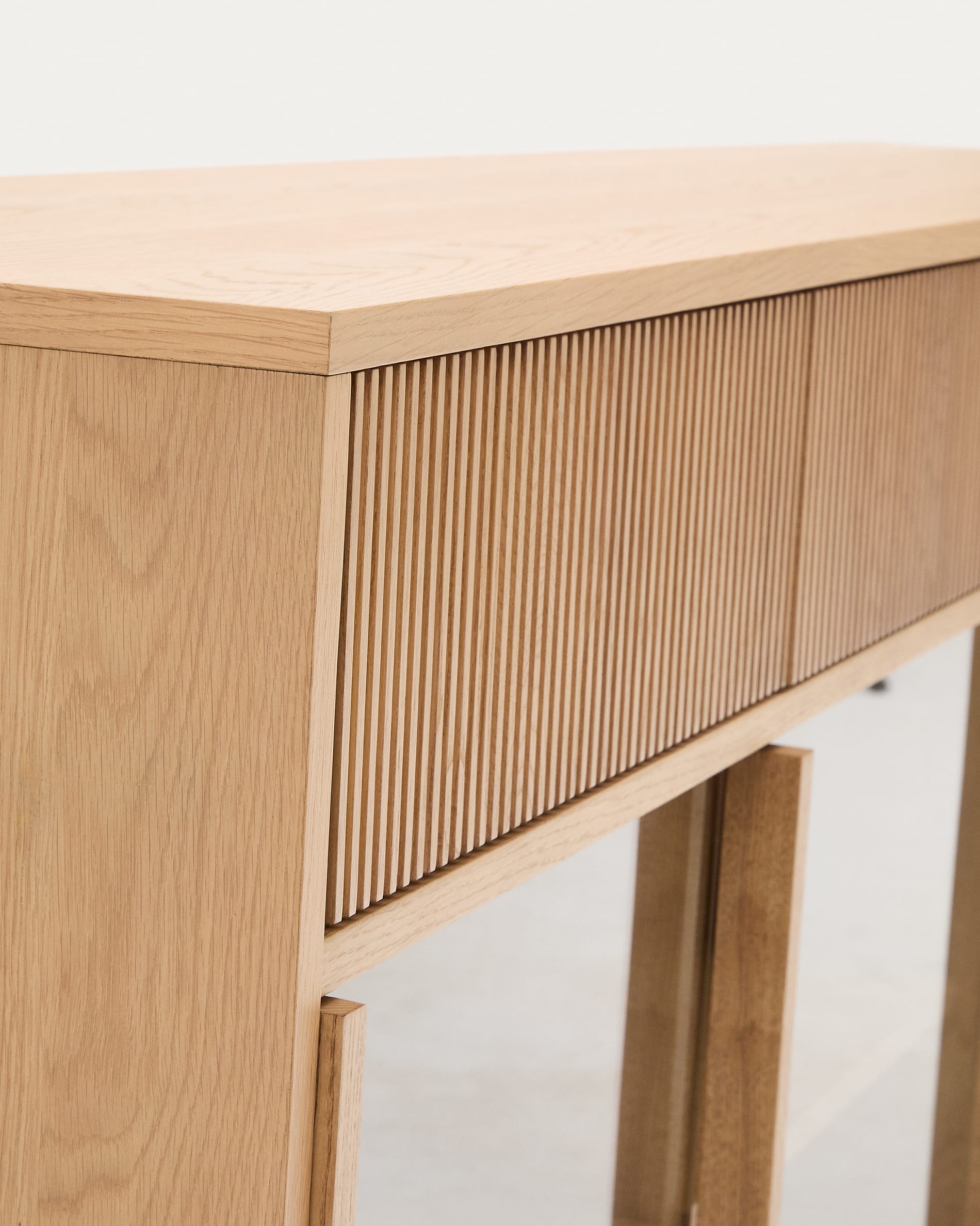 Sideboard Helvine 4 Türen 4 Schubladen Eichenfurnier und gehärtetes Glas 200 x 75 cm FSC 100% in Natur präsentiert im Onlineshop von KAQTU Design AG. Sideboard ist von Kave Home