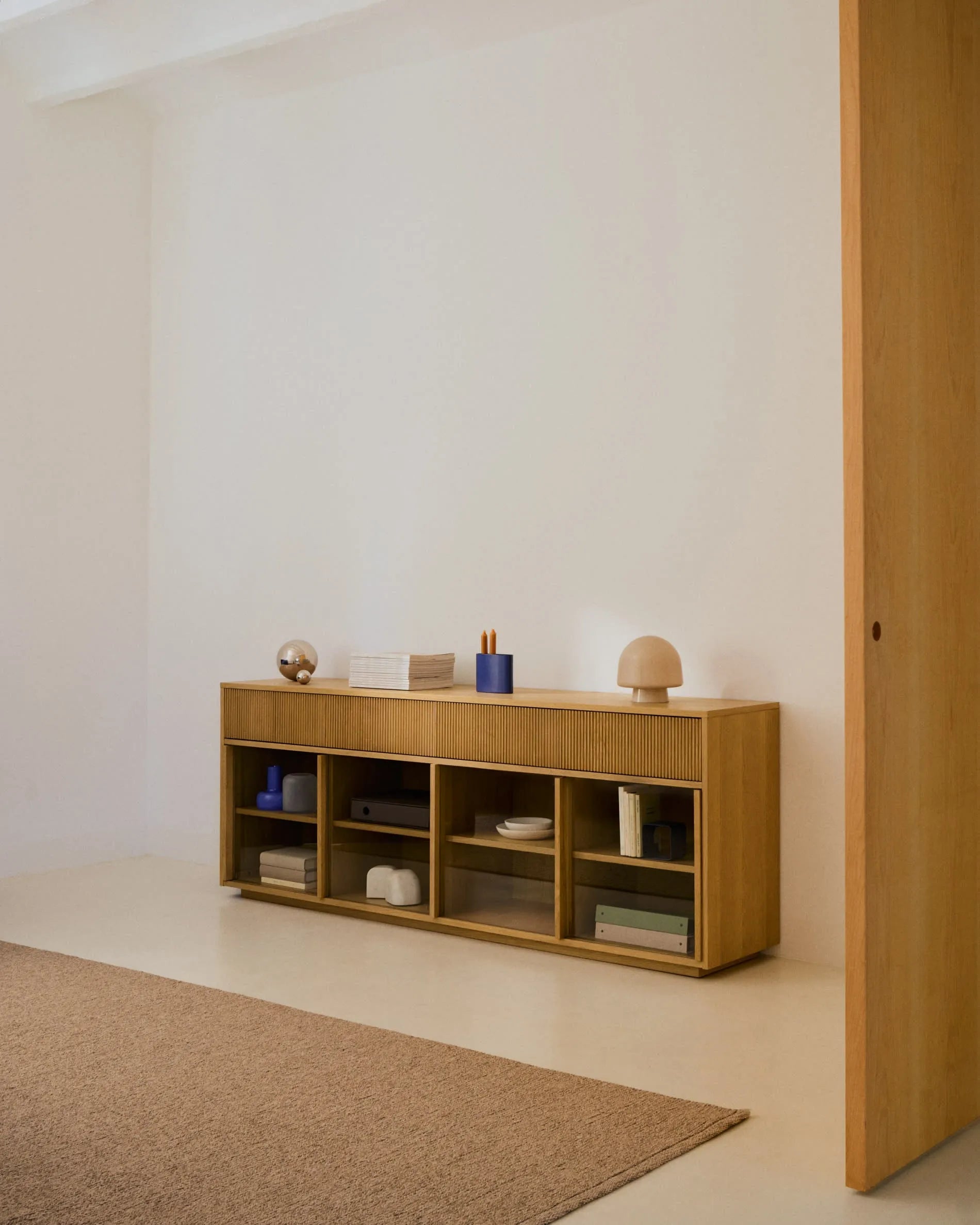 Elegantes Sideboard aus Eichenfurnier und Glas, 200x75 cm, mit 4 Türen und Schubladen, FSC-zertifiziert.