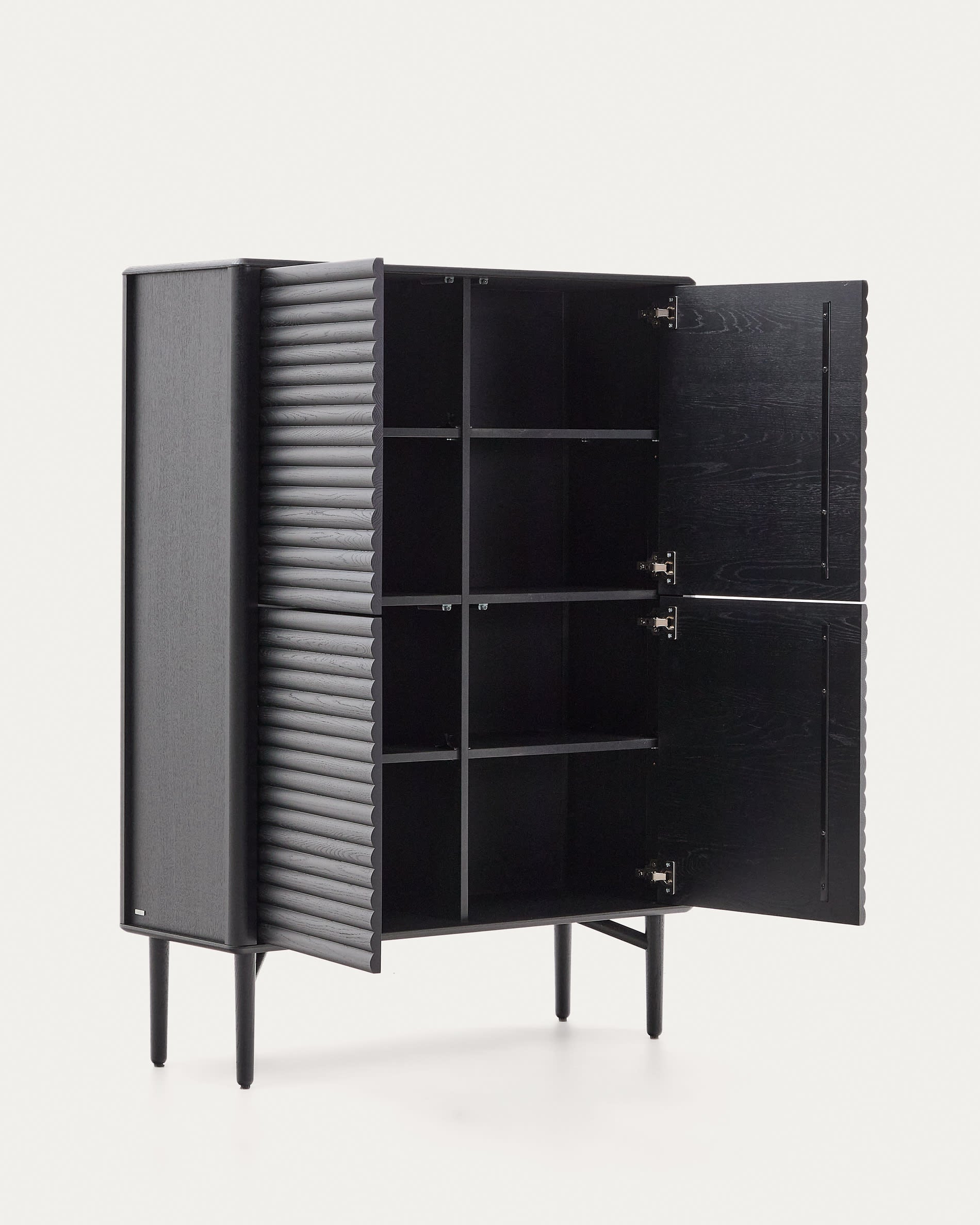 Highboard Lenon 4 Türen Massivholz und Eichenfurnier schwarz 104,5x144 cm FSC Mix Kredit in Schwarz präsentiert im Onlineshop von KAQTU Design AG. High-Sideboard ist von Kave Home