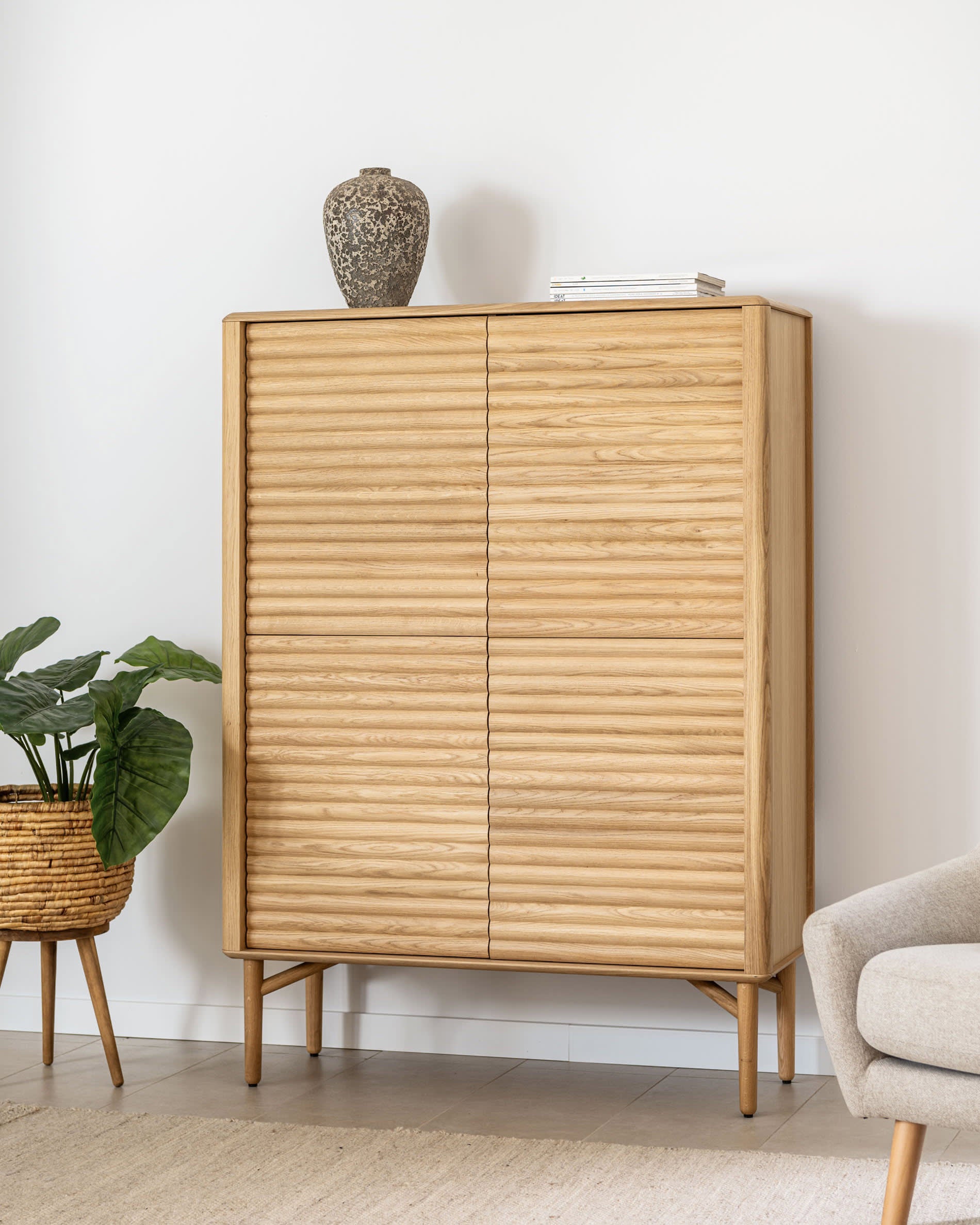 Lenon Highboard 4 Türen aus massiver Eiche und Eichenfurnier 104,5 x 144 cm FSC MIX Credit in Braun präsentiert im Onlineshop von KAQTU Design AG. High-Sideboard ist von Kave Home