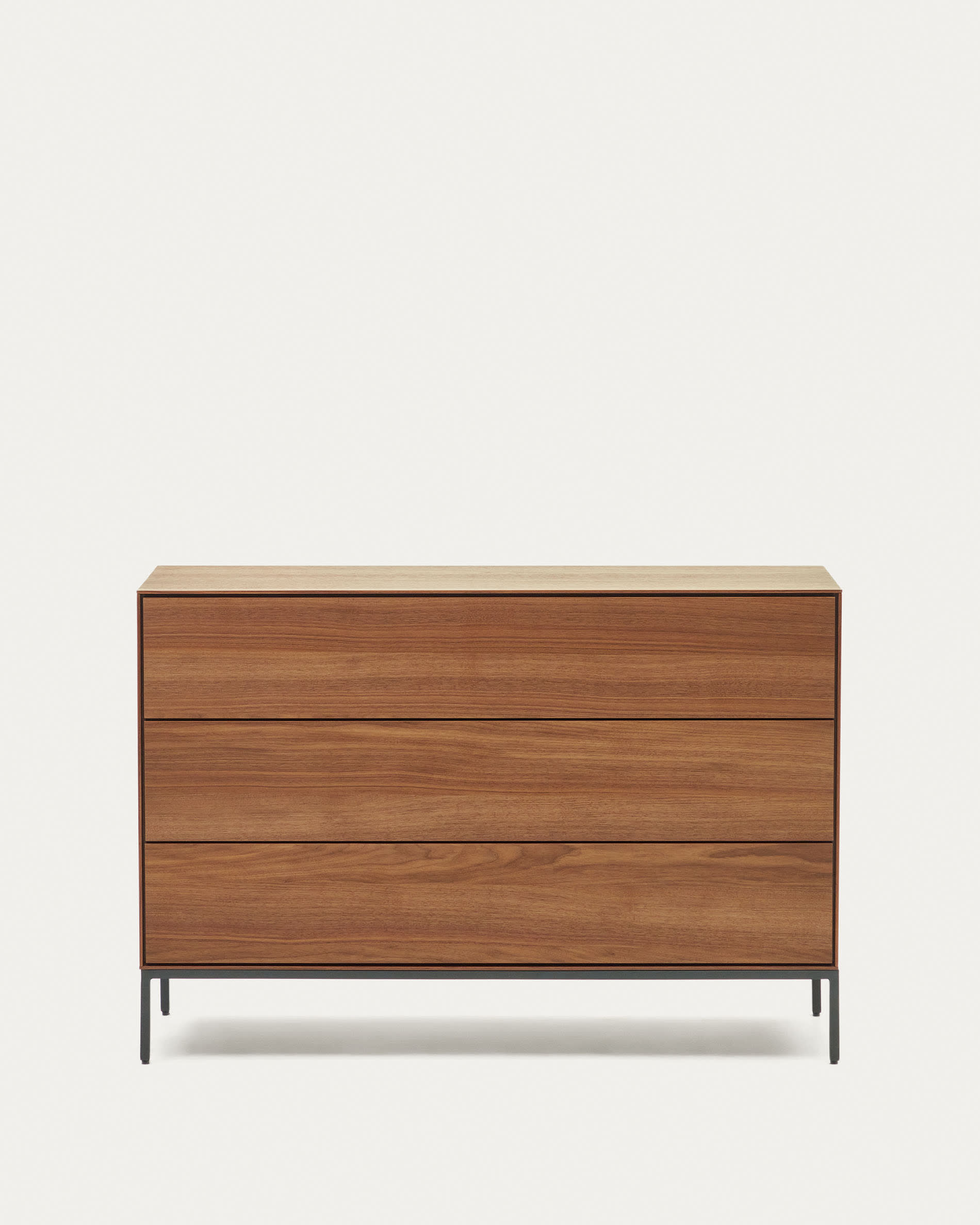 Vedrana Kommode aus 3 Schubladen aus Nussholzfurnier und Stahlbeine schwarz 110 x 75 cm in Natur präsentiert im Onlineshop von KAQTU Design AG. High-Sideboard ist von Kave Home