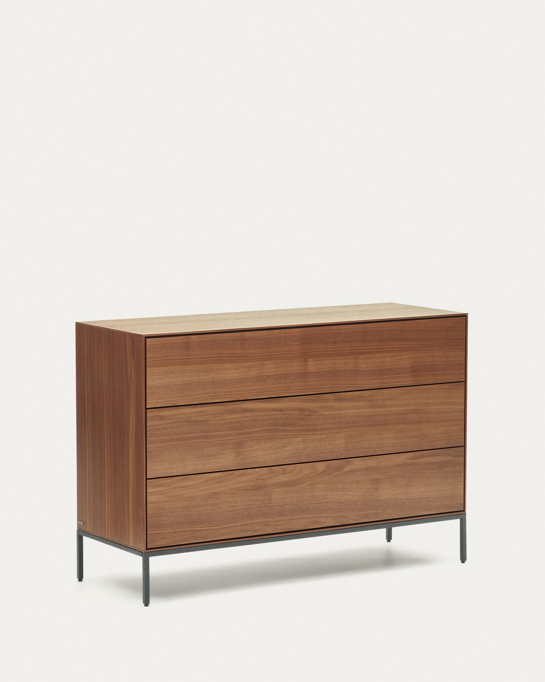 Vedrana Kommode aus 3 Schubladen aus Nussholzfurnier und Stahlbeine schwarz 110 x 75 cm in Natur präsentiert im Onlineshop von KAQTU Design AG. High-Sideboard ist von Kave Home