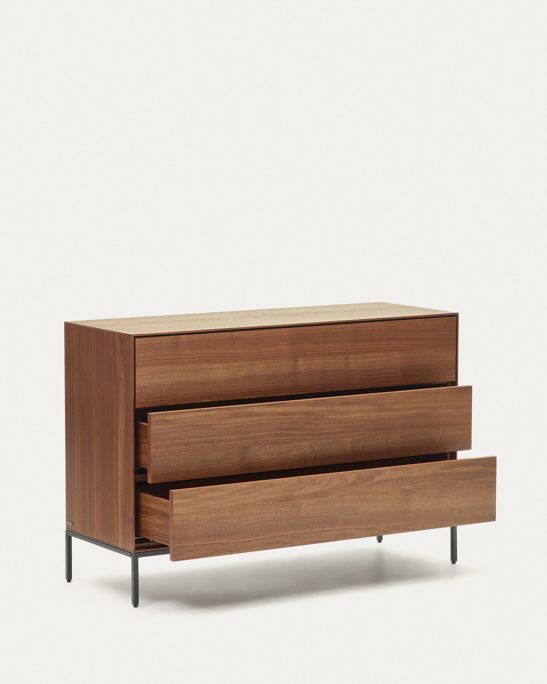 Vedrana Kommode aus 3 Schubladen aus Nussholzfurnier und Stahlbeine schwarz 110 x 75 cm in Natur präsentiert im Onlineshop von KAQTU Design AG. High-Sideboard ist von Kave Home