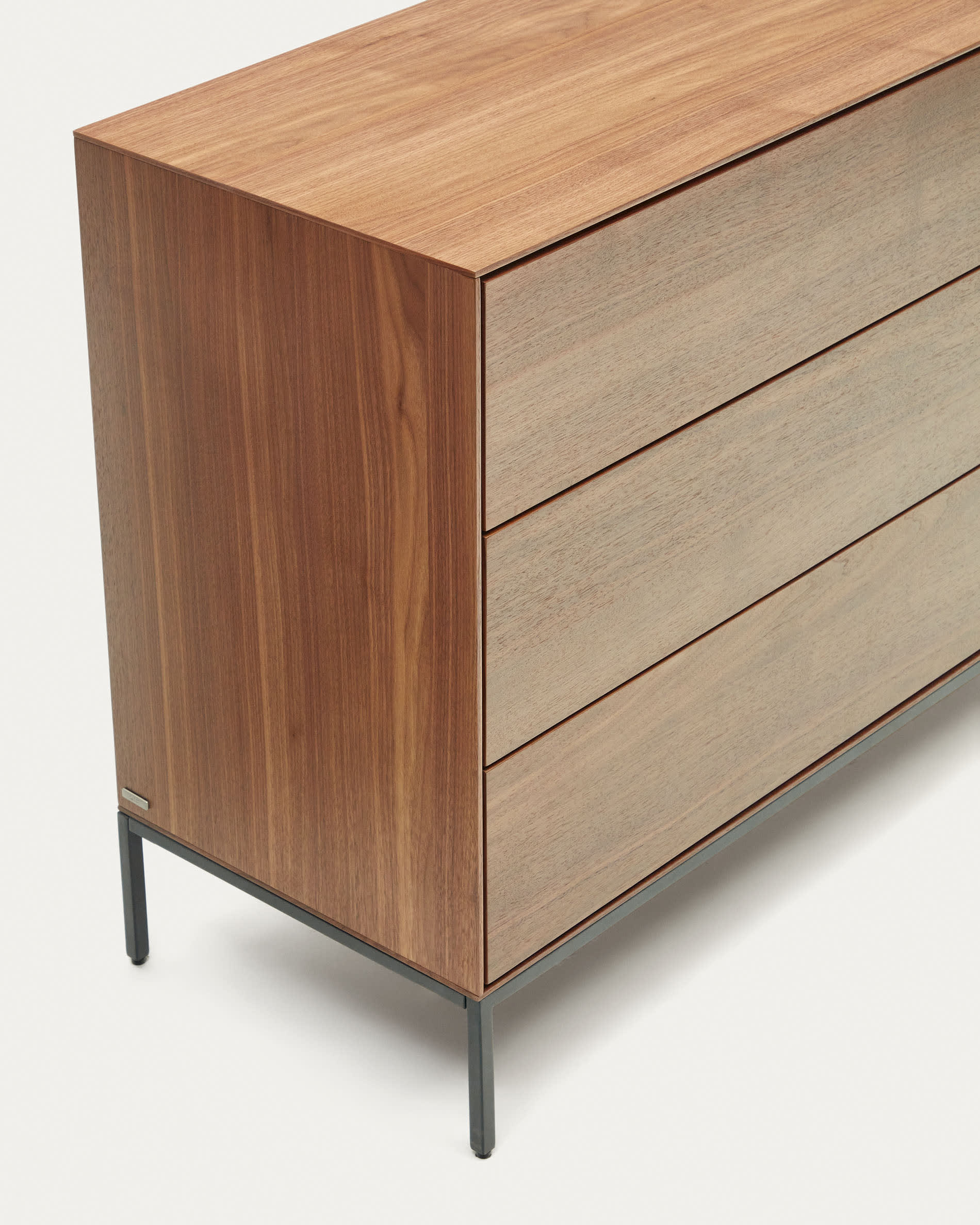 Vedrana Kommode aus 3 Schubladen aus Nussholzfurnier und Stahlbeine schwarz 110 x 75 cm in Natur präsentiert im Onlineshop von KAQTU Design AG. High-Sideboard ist von Kave Home