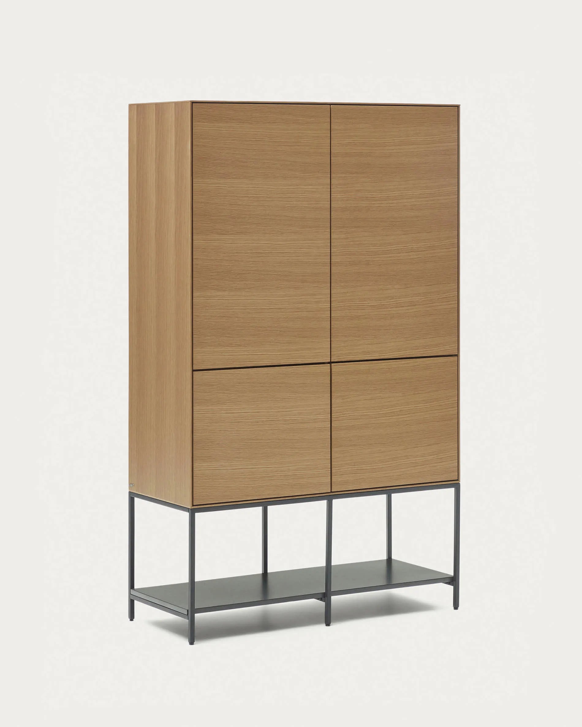 Das Vedrana Highboard kombiniert Eichenfurnier und schwarze Stahlbeine zu einem eleganten, funktionalen Möbelstück mit viel Stauraum.