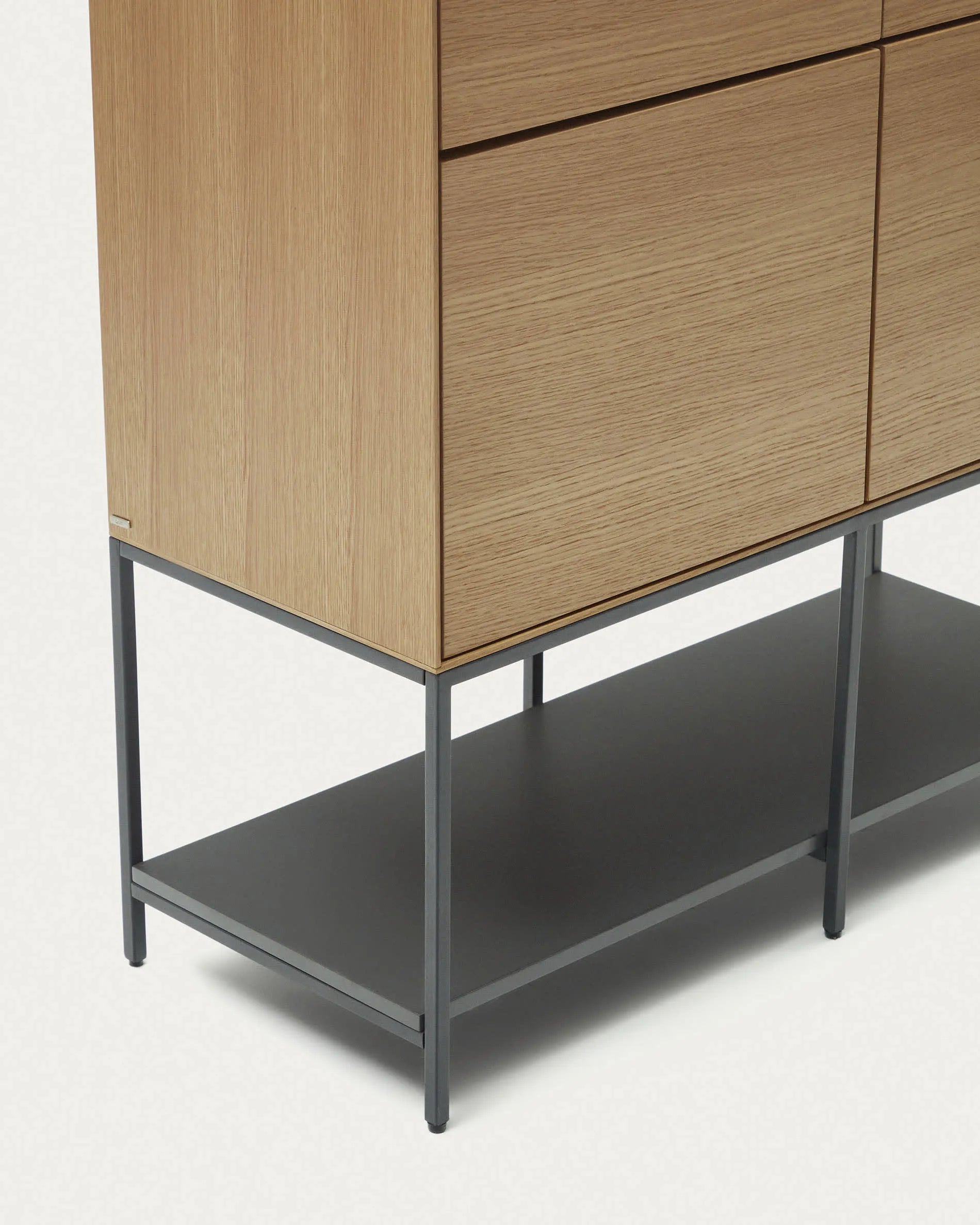 Das Vedrana Highboard kombiniert Eichenfurnier und schwarze Stahlbeine zu einem eleganten, funktionalen Möbelstück mit viel Stauraum.