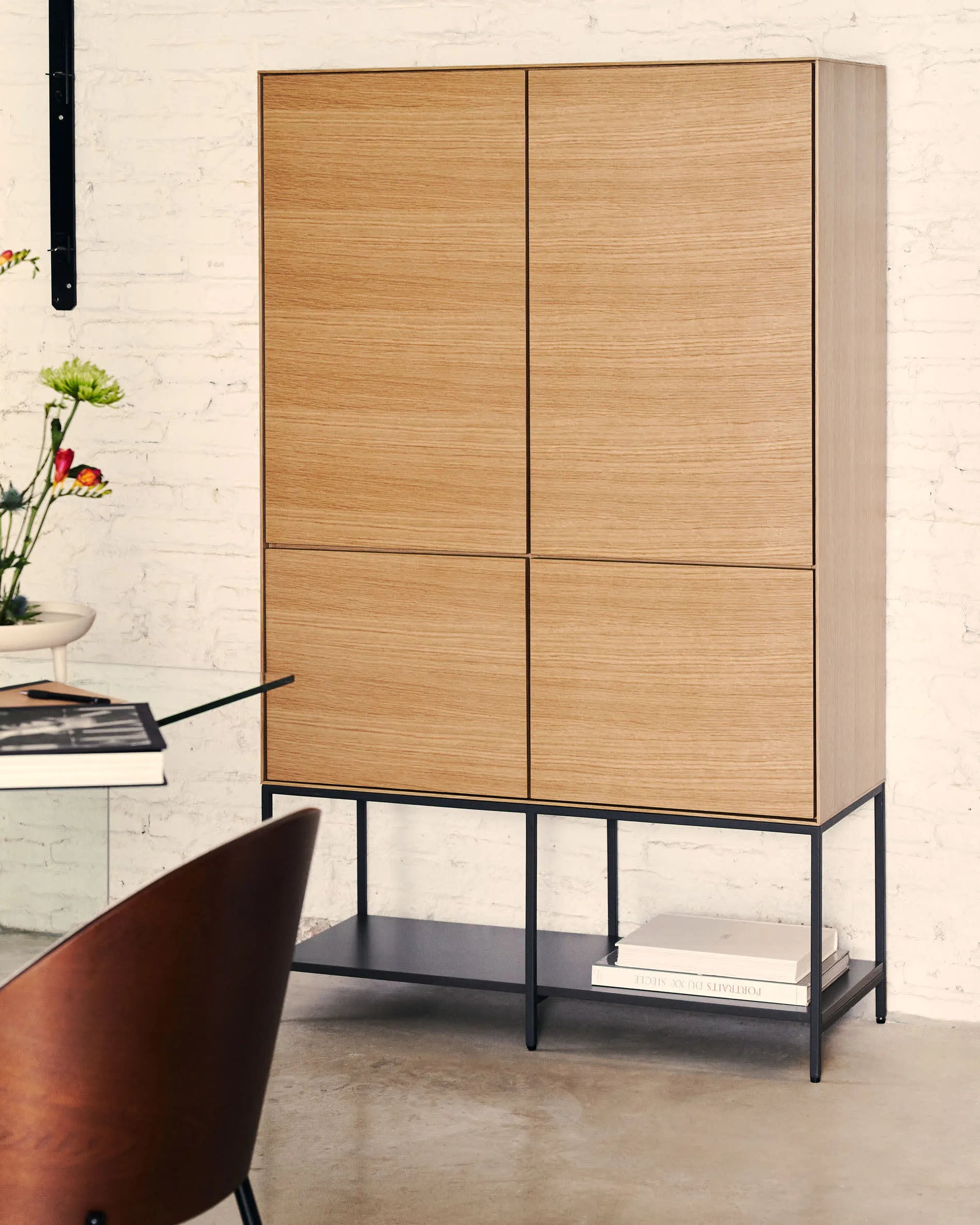 Das Vedrana Highboard kombiniert Eichenfurnier und schwarze Stahlbeine zu einem eleganten, funktionalen Möbelstück mit viel Stauraum.