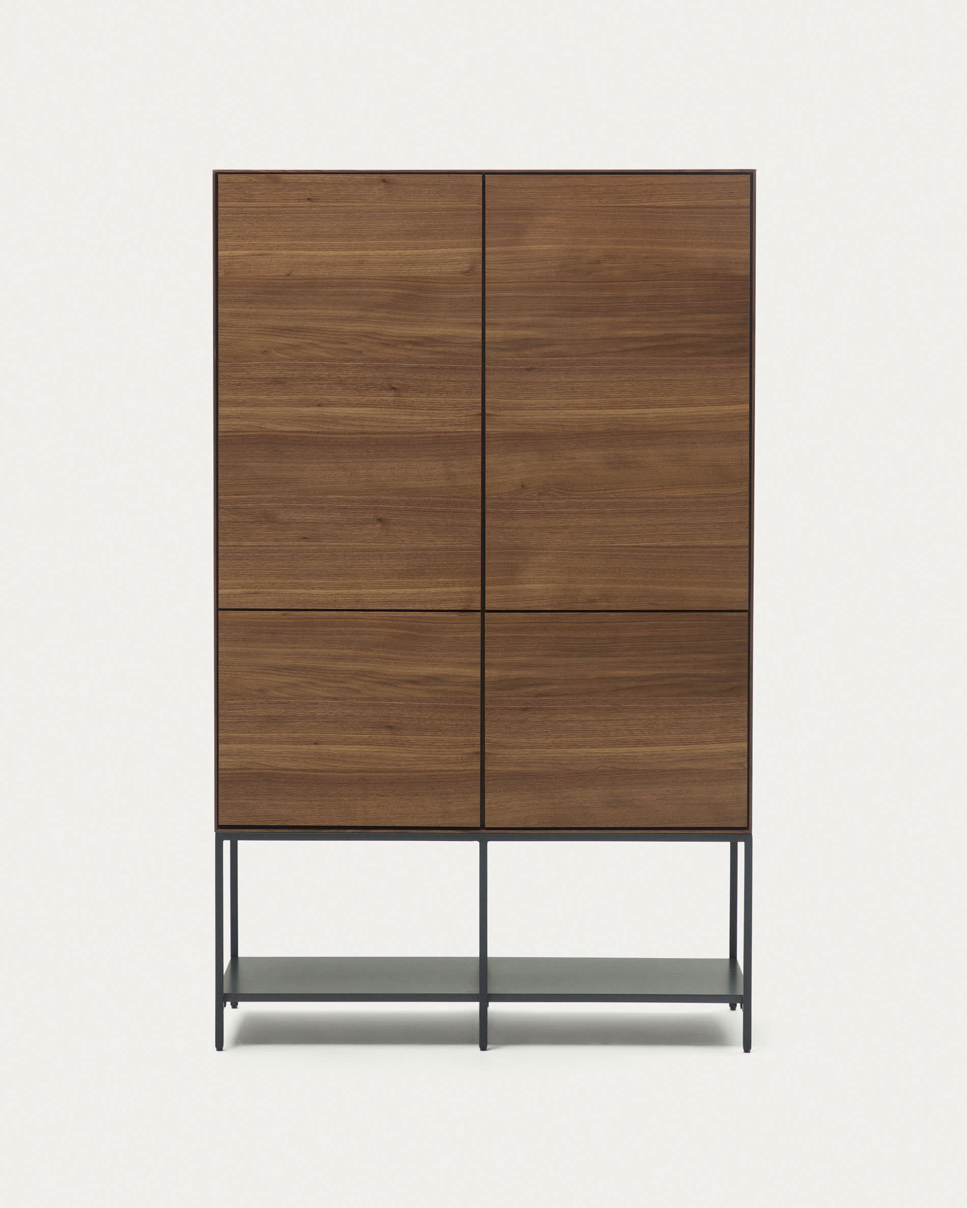 Vedrana Highboard 4 Türen aus Nussholzfurnier und Stahlbeine in Schwarz 97,5 x 160 cm in Natur präsentiert im Onlineshop von KAQTU Design AG. High-Sideboard ist von Kave Home