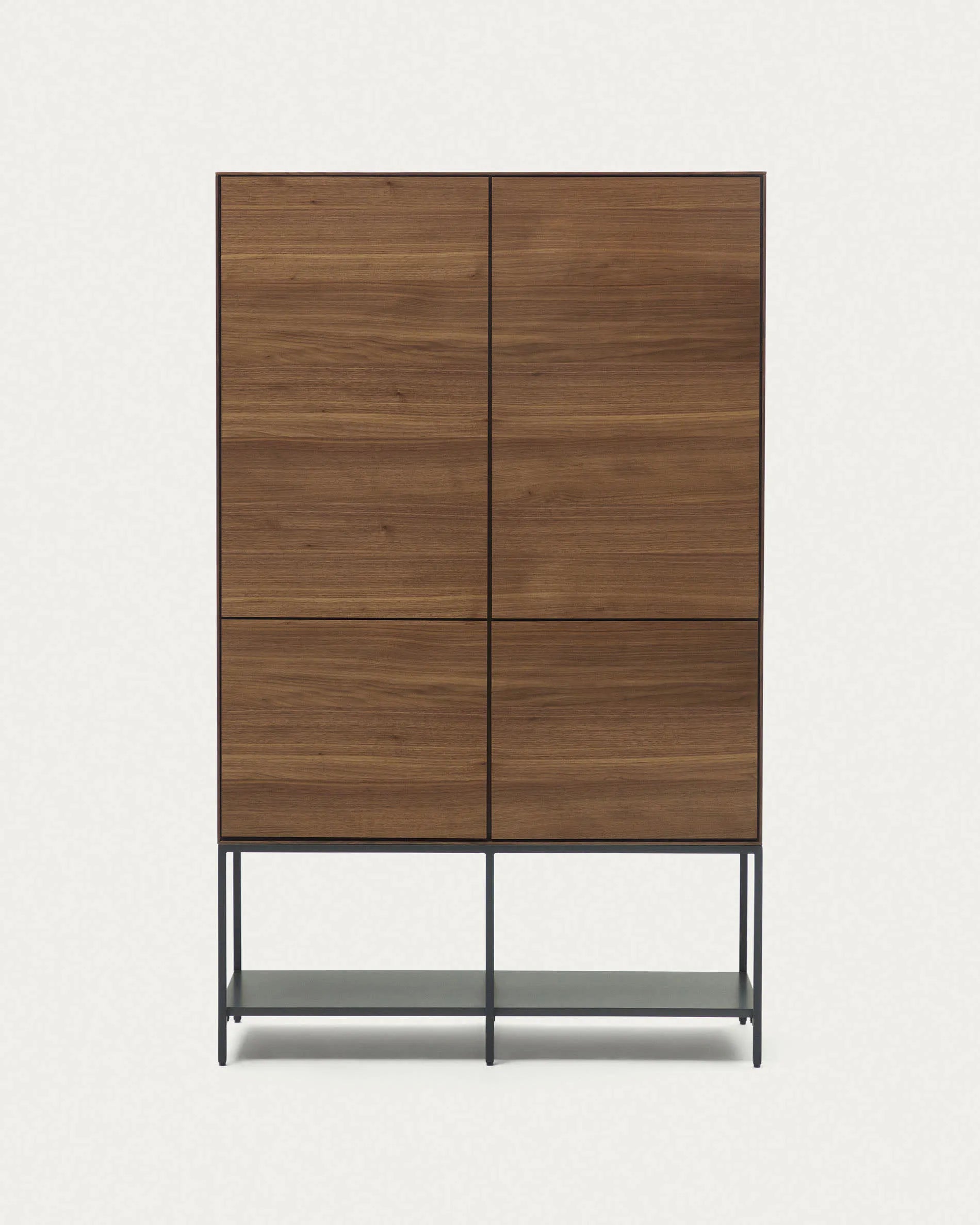 3D-Modell: Vedrana Highboard, Nussholzfurnier, schwarze Stahlbeine, 97,5x160 cm, eleganter Stauraum.